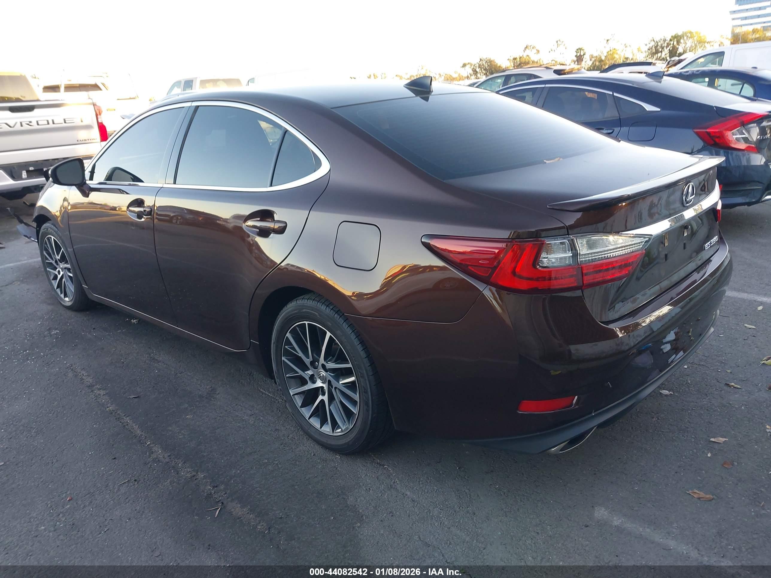 LEXUS ES image 3