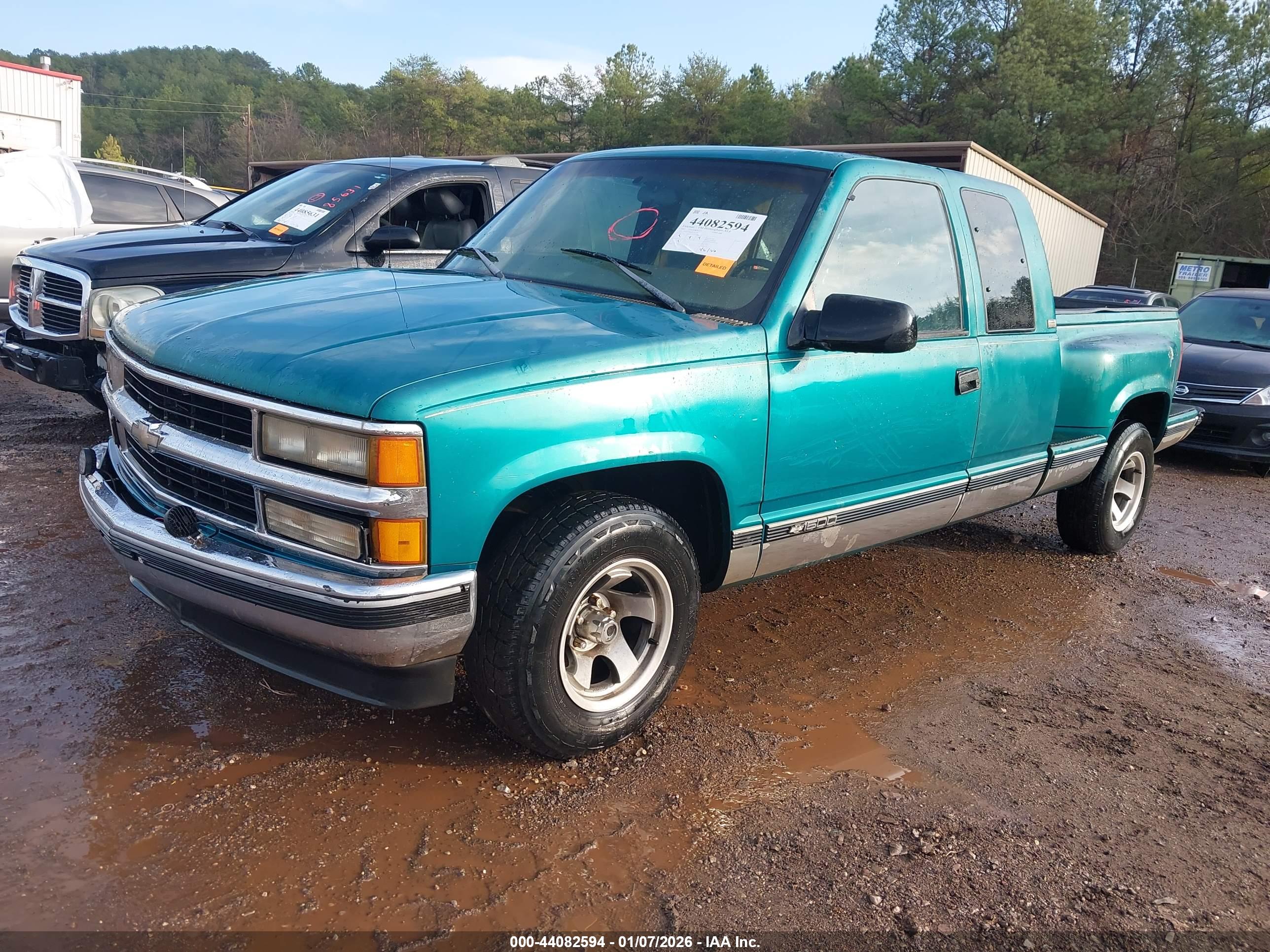 CHEVROLET GMT-400 image 2