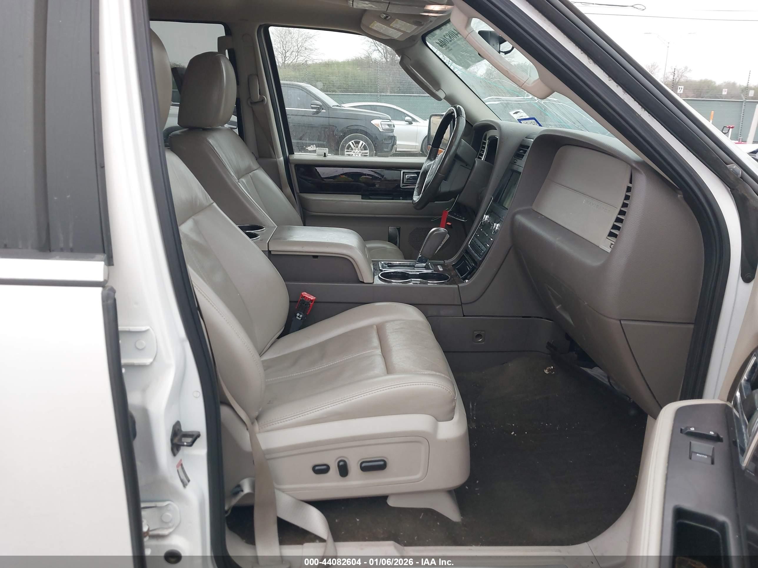 LINCOLN NAVIGATOR image 5