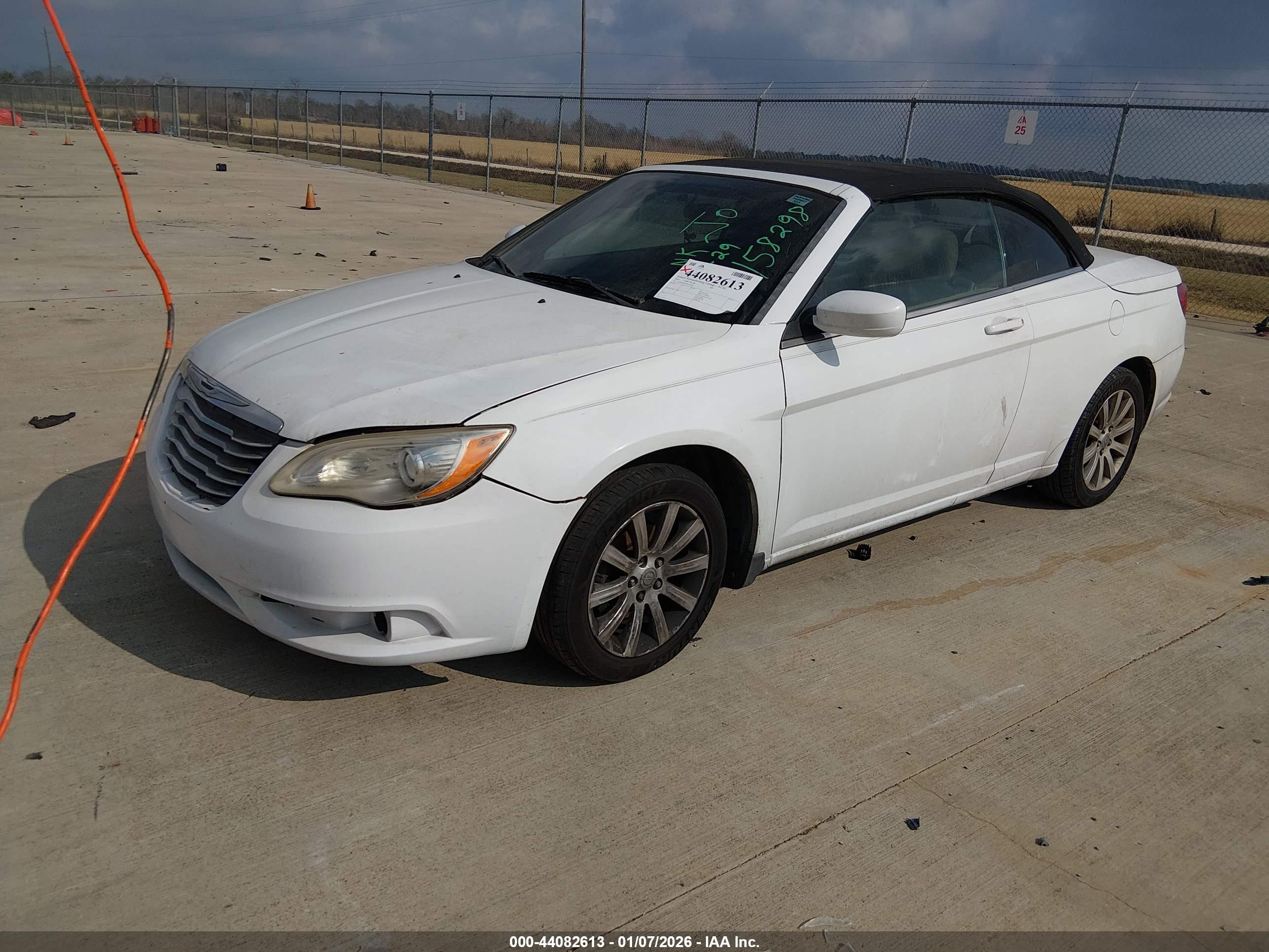 CHRYSLER 200 image 2