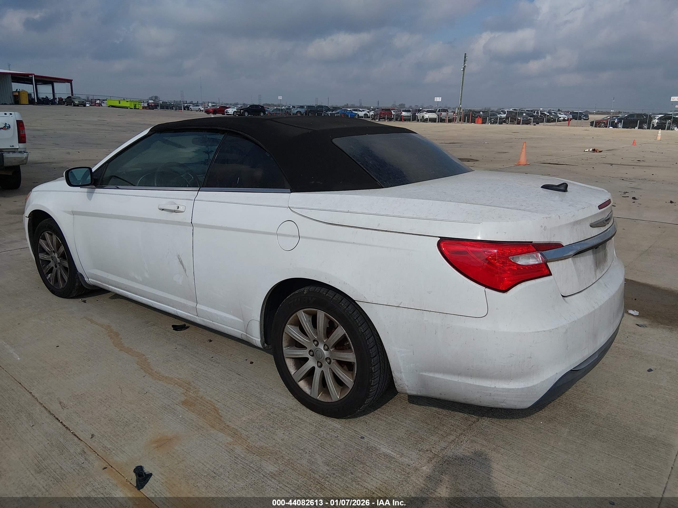 CHRYSLER 200 image 3