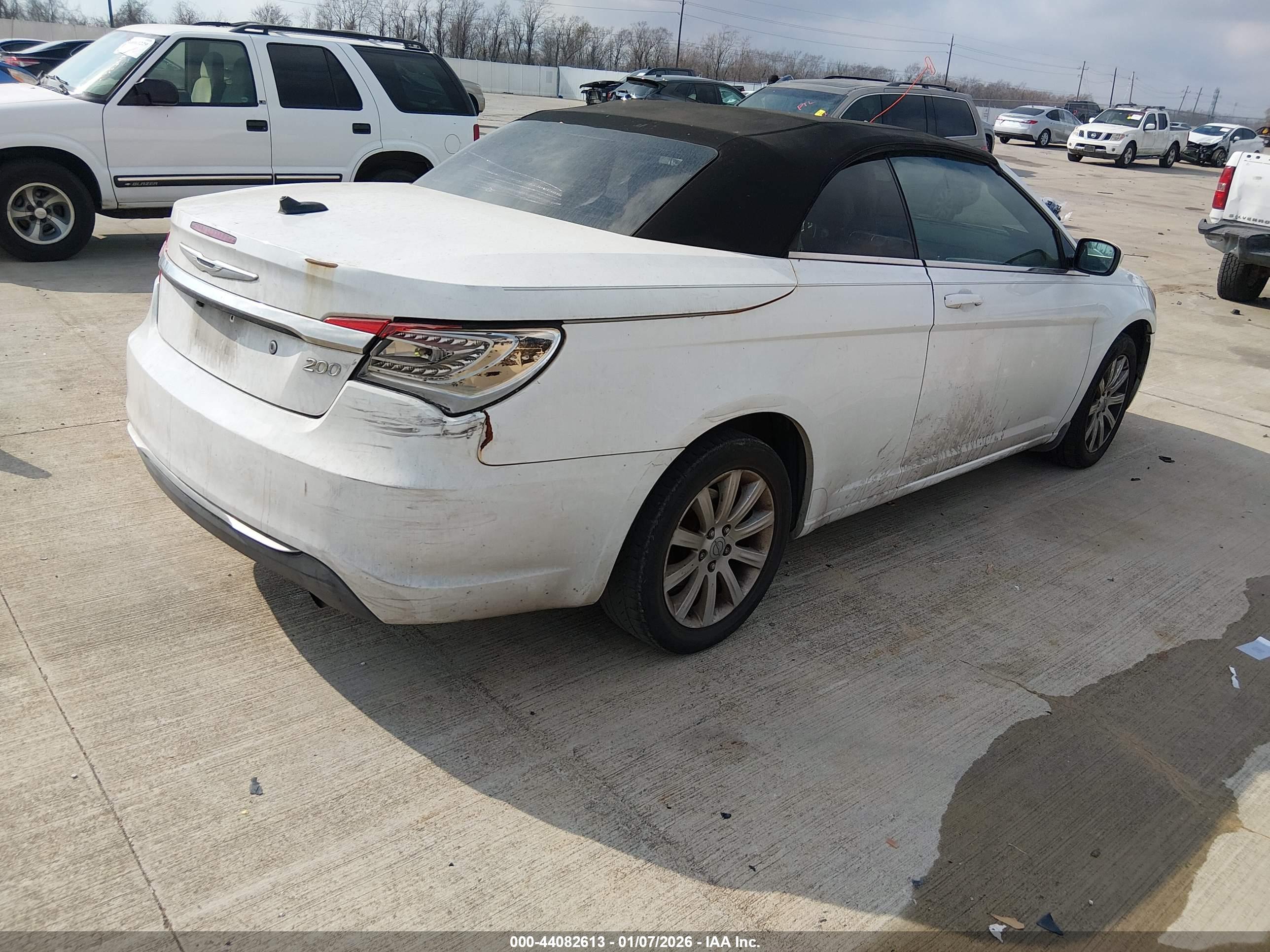 CHRYSLER 200 image 4