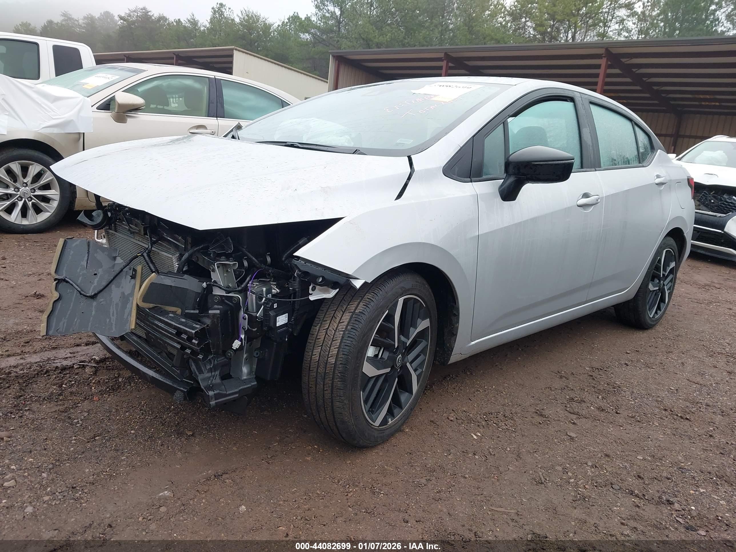 NISSAN VERSA image 2