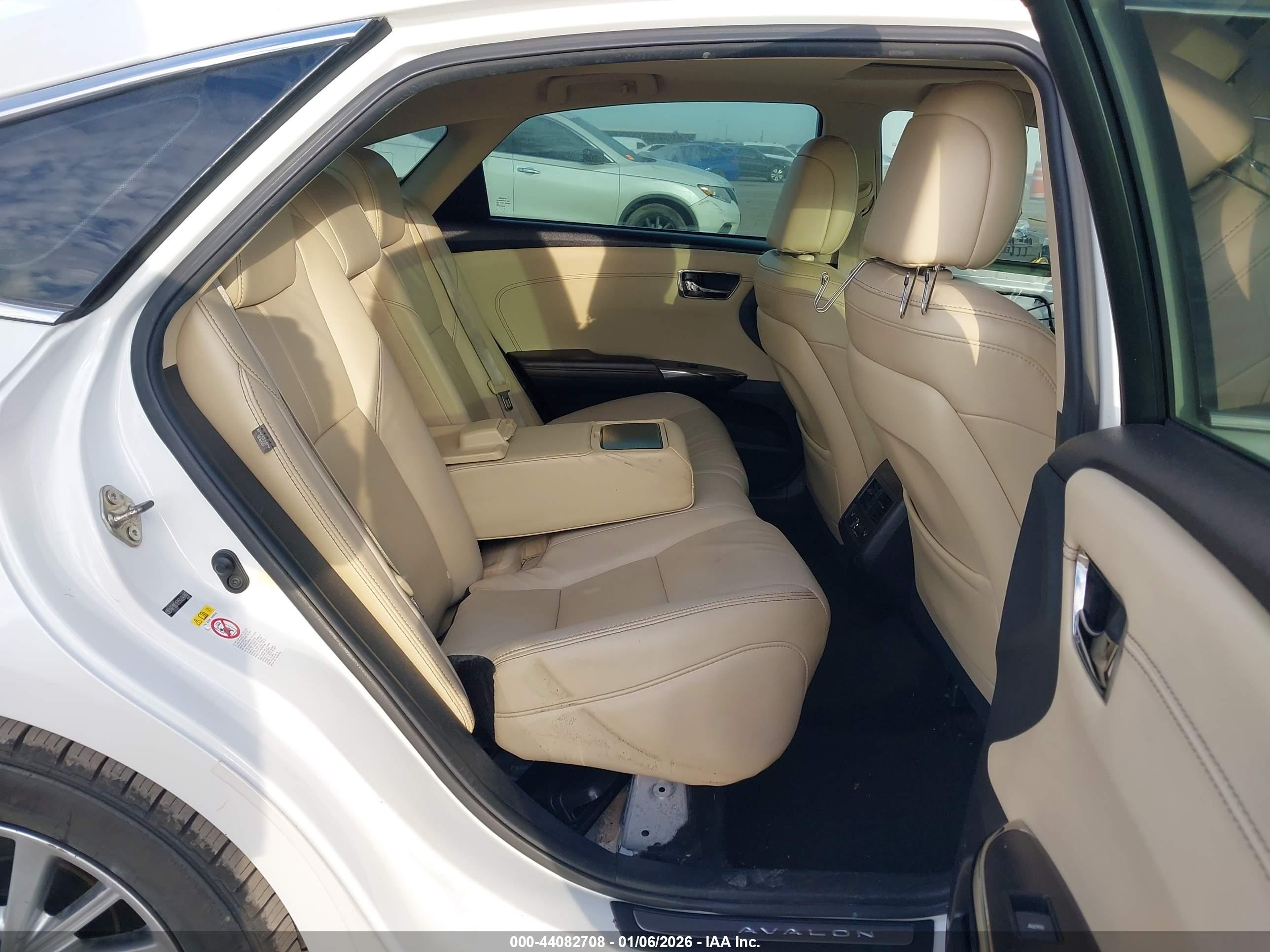 TOYOTA AVALON image 8