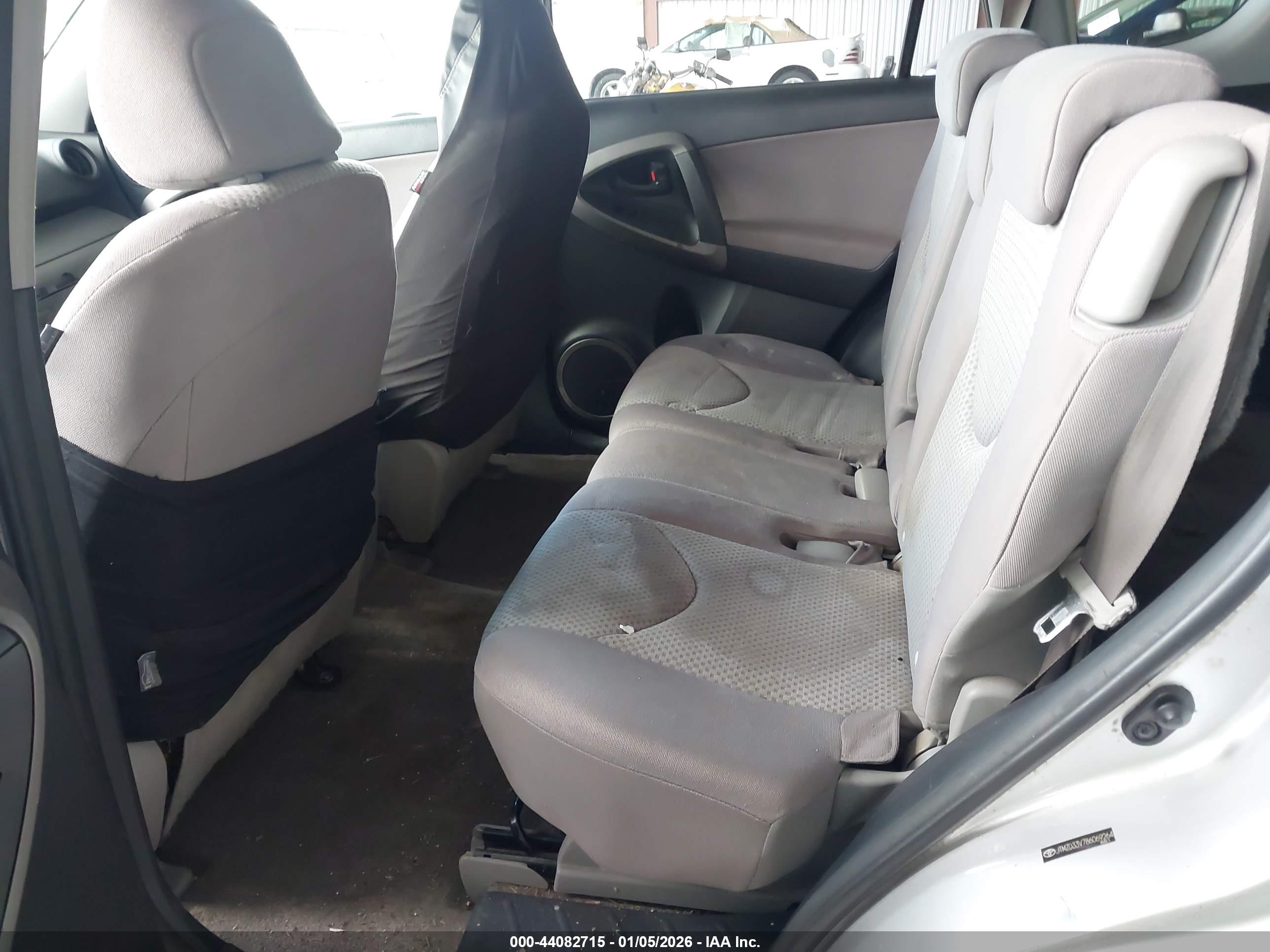 TOYOTA RAV4 image 8