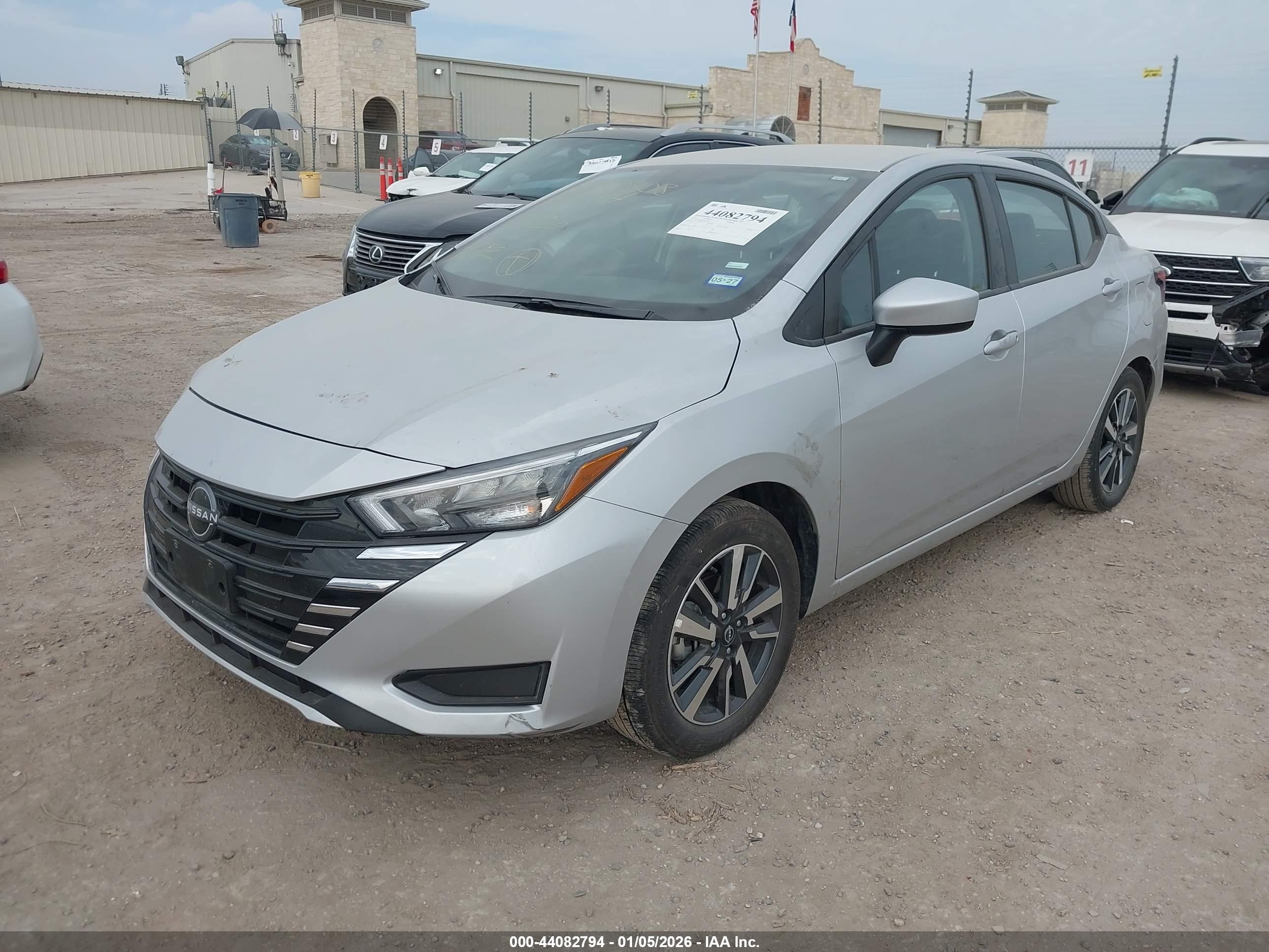 NISSAN VERSA image 2