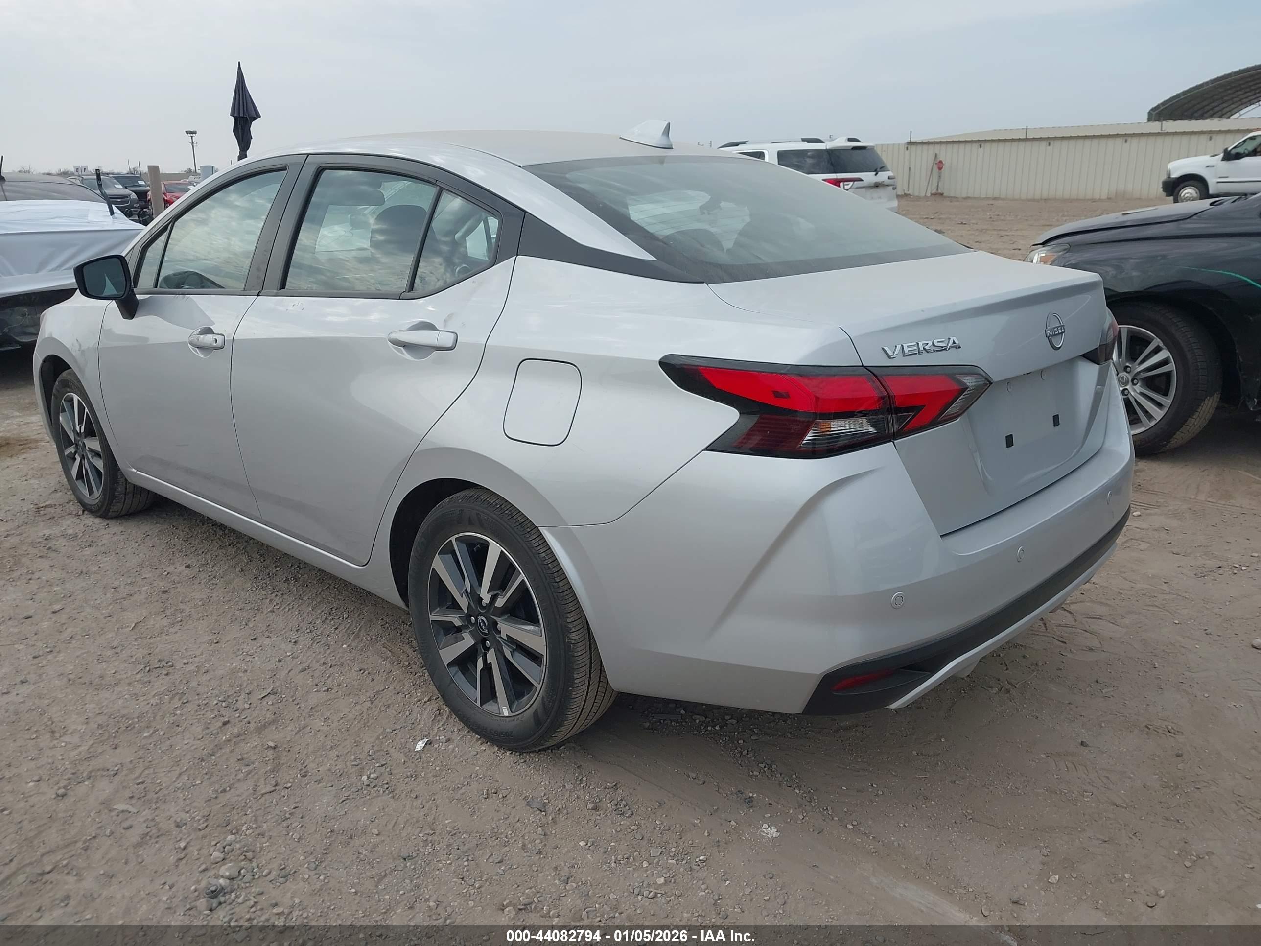 NISSAN VERSA image 3