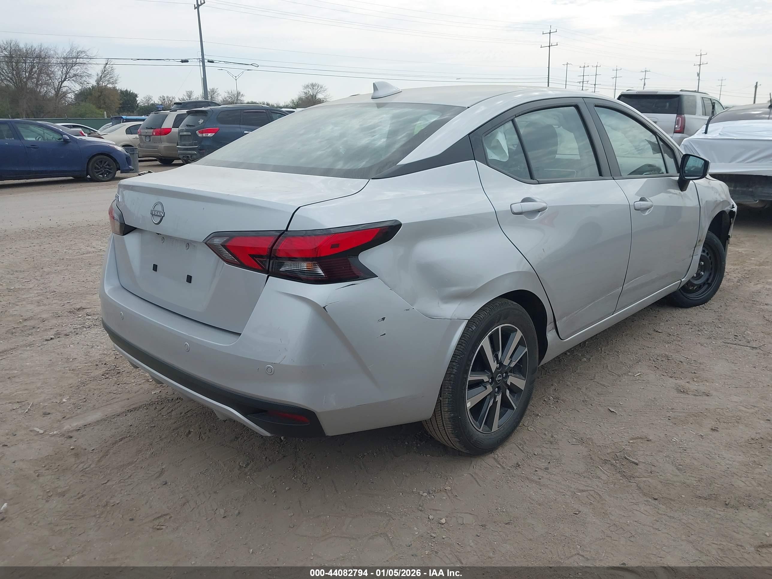 NISSAN VERSA image 4