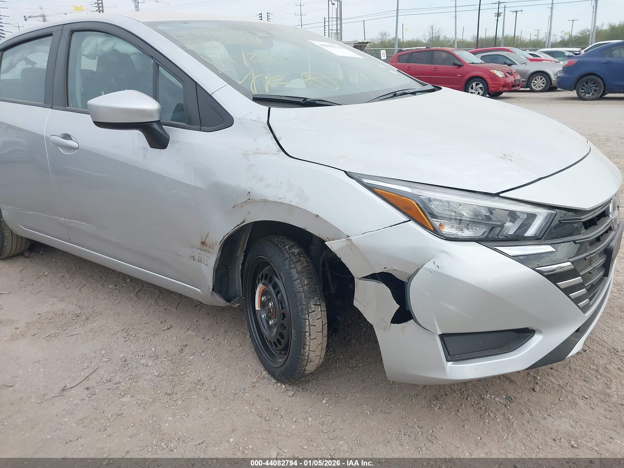 NISSAN VERSA image 6