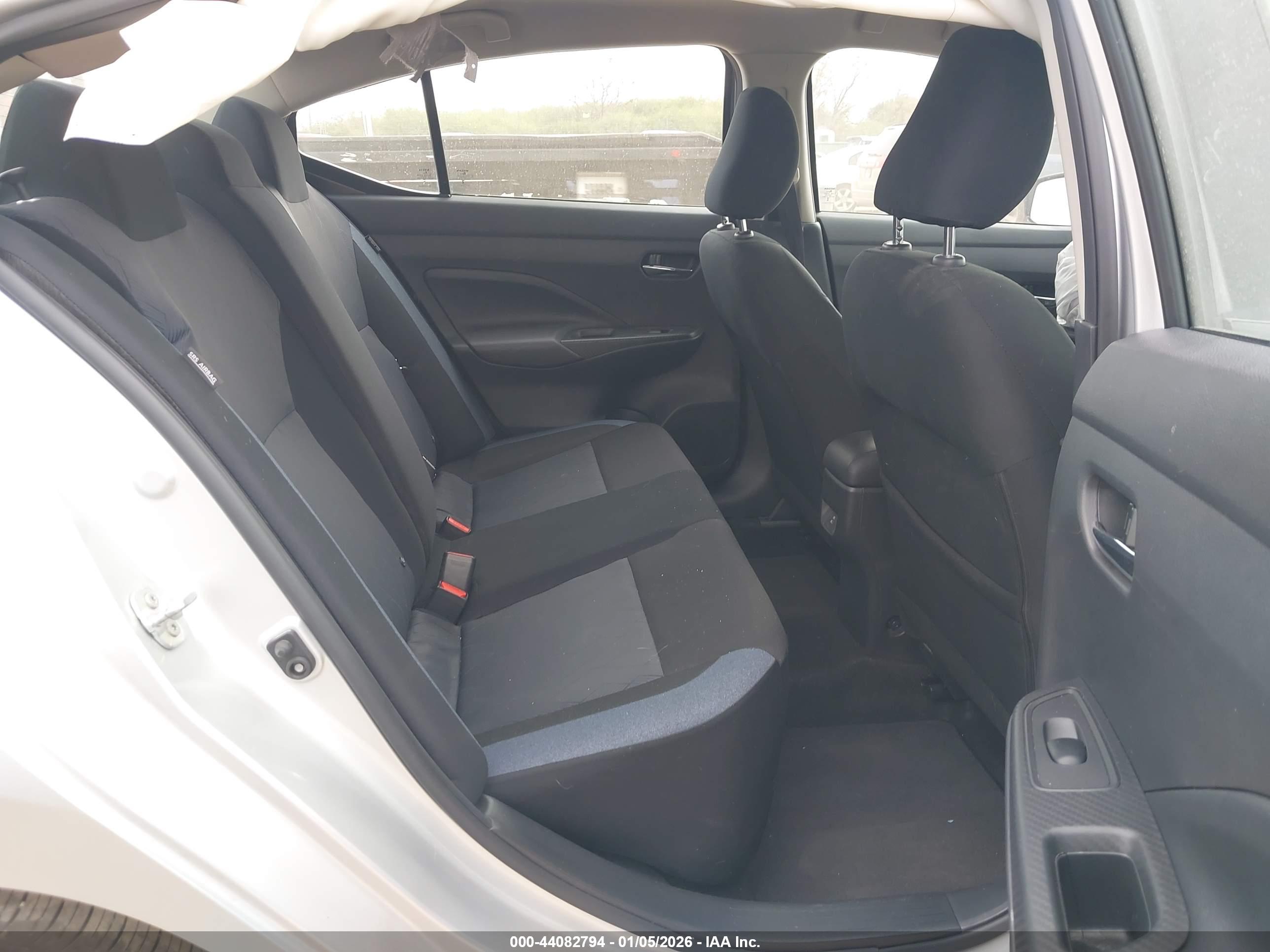 NISSAN VERSA image 8