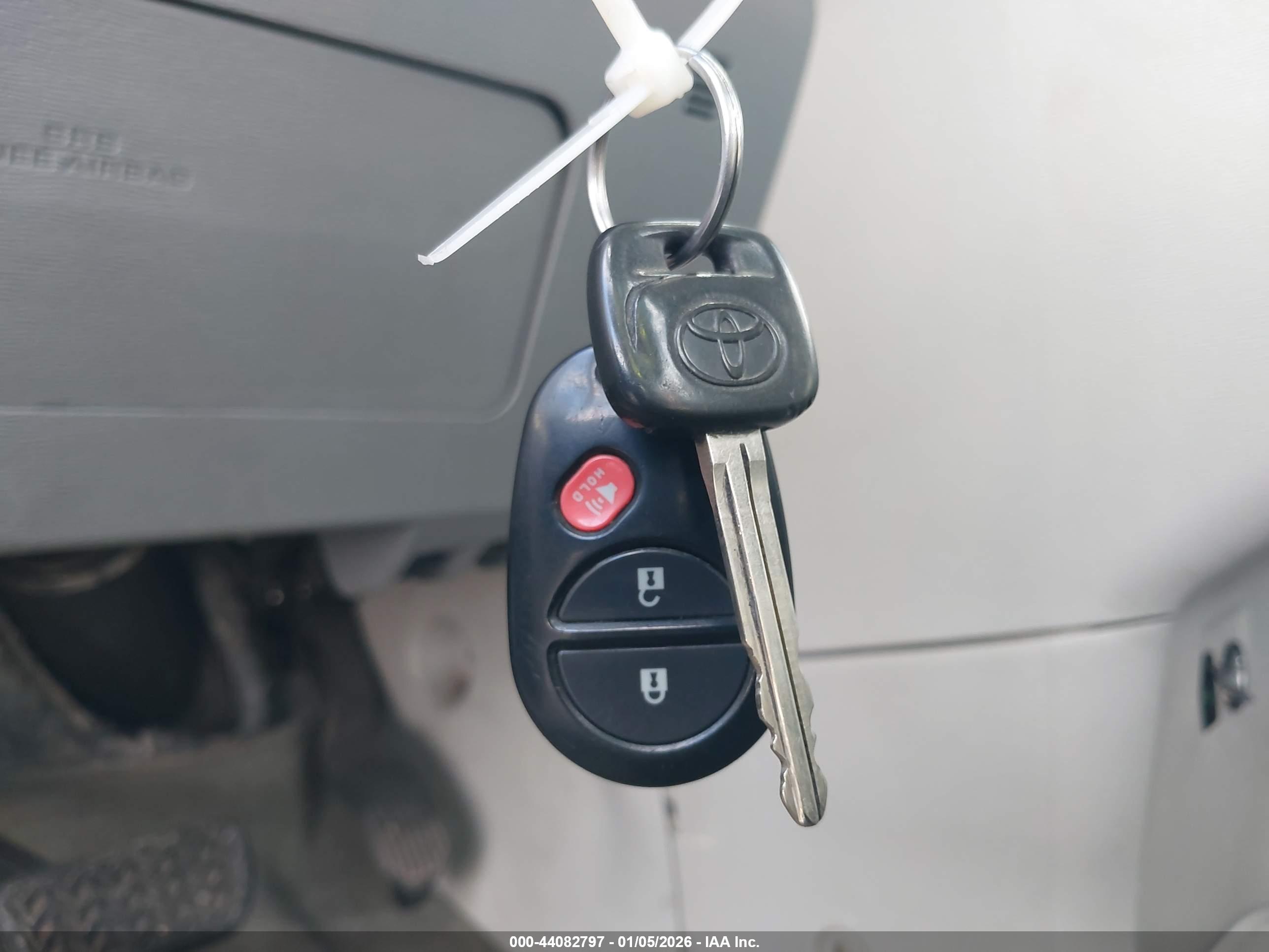 TOYOTA SIENNA image 11