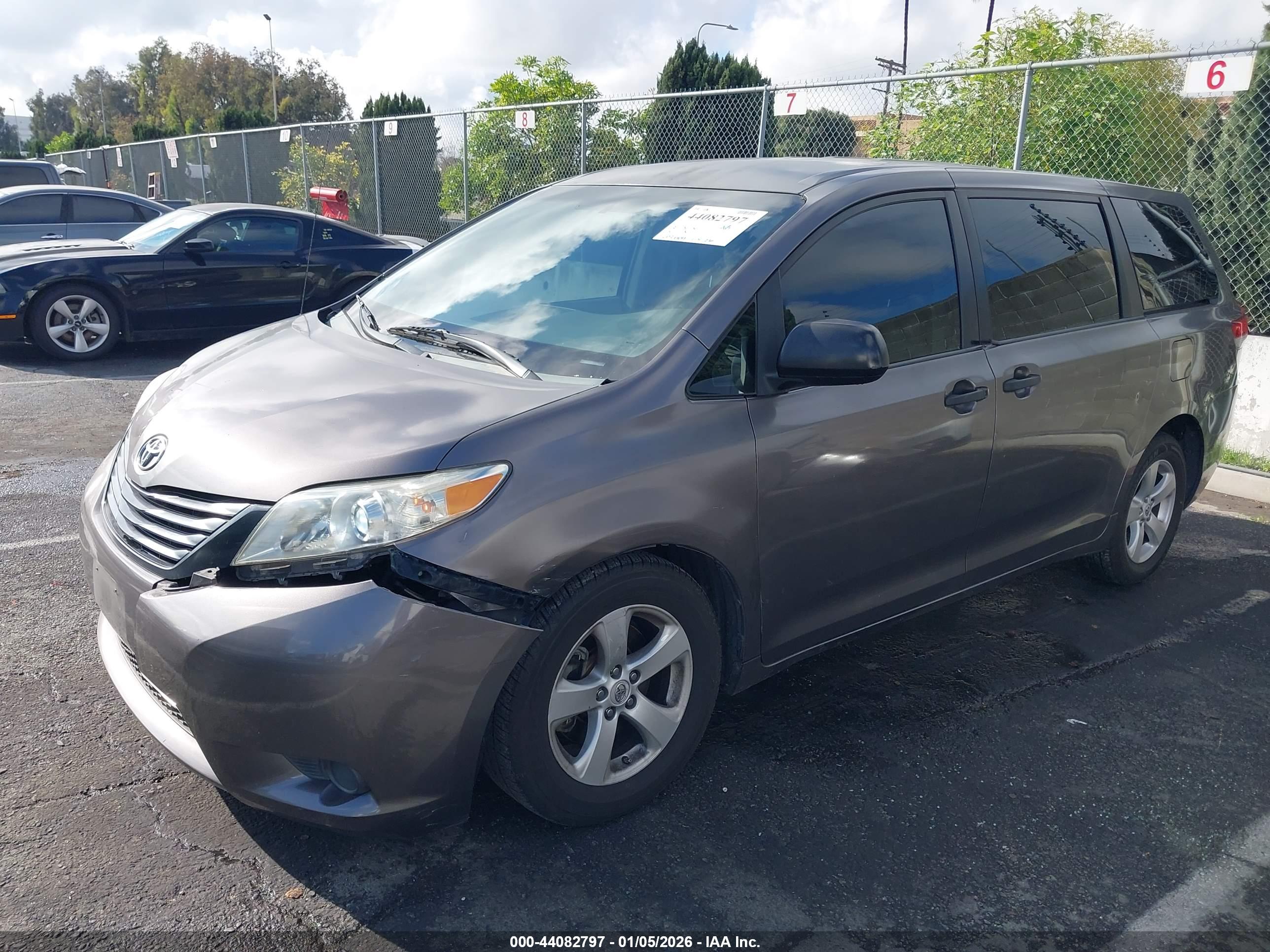 TOYOTA SIENNA image 2
