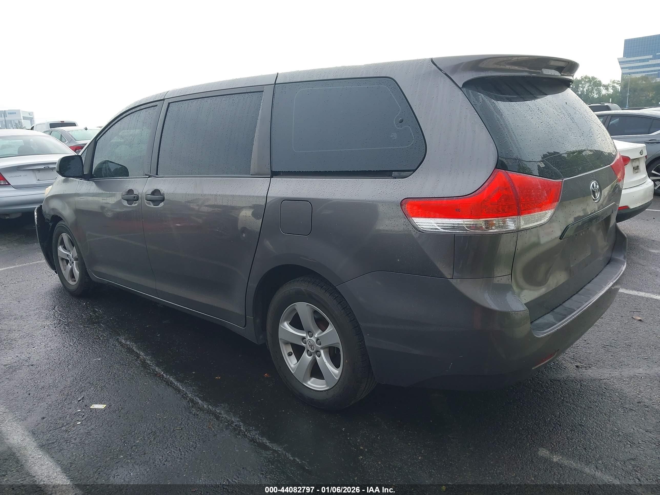 TOYOTA SIENNA image 3