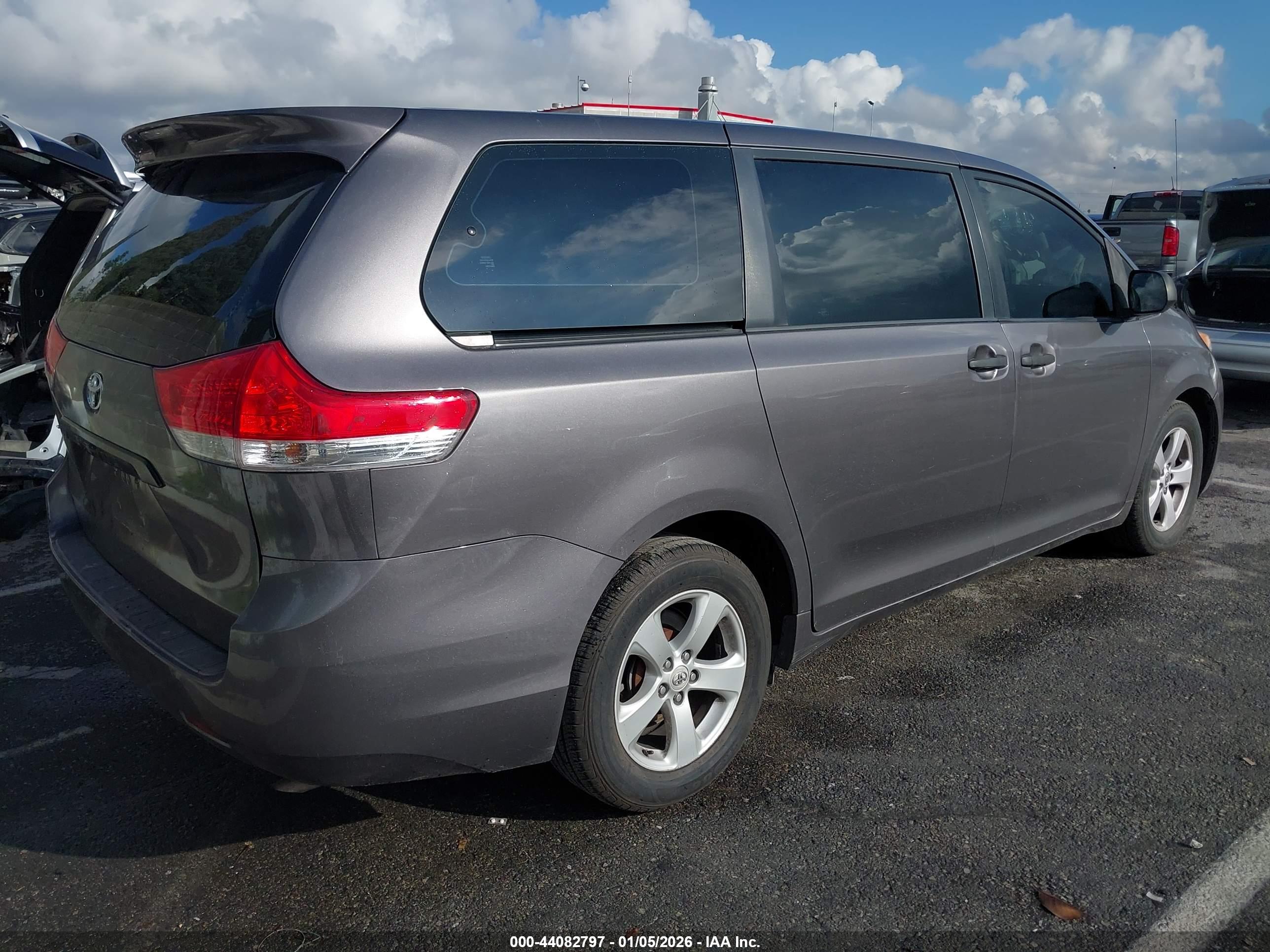TOYOTA SIENNA image 4