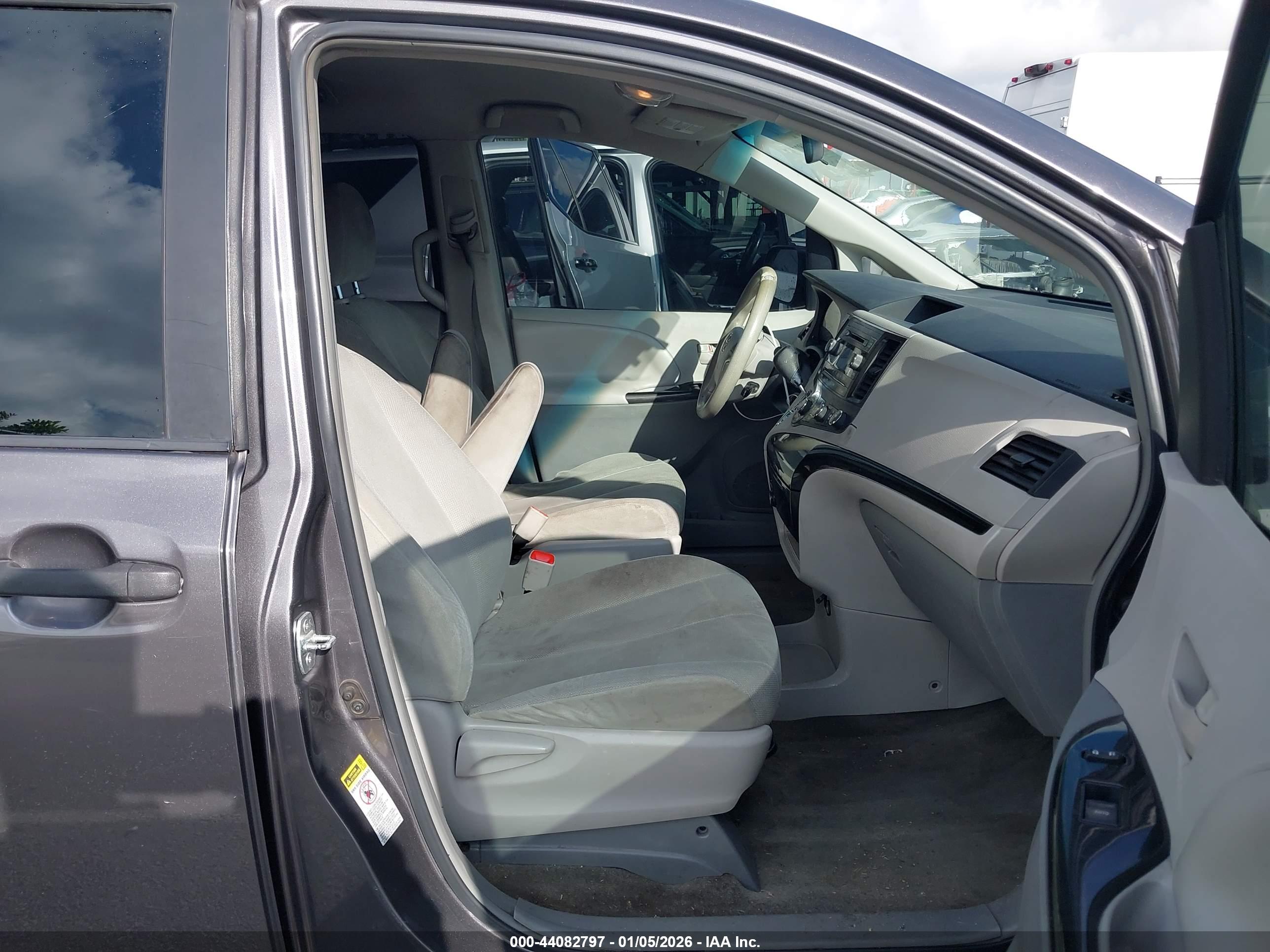 TOYOTA SIENNA image 5