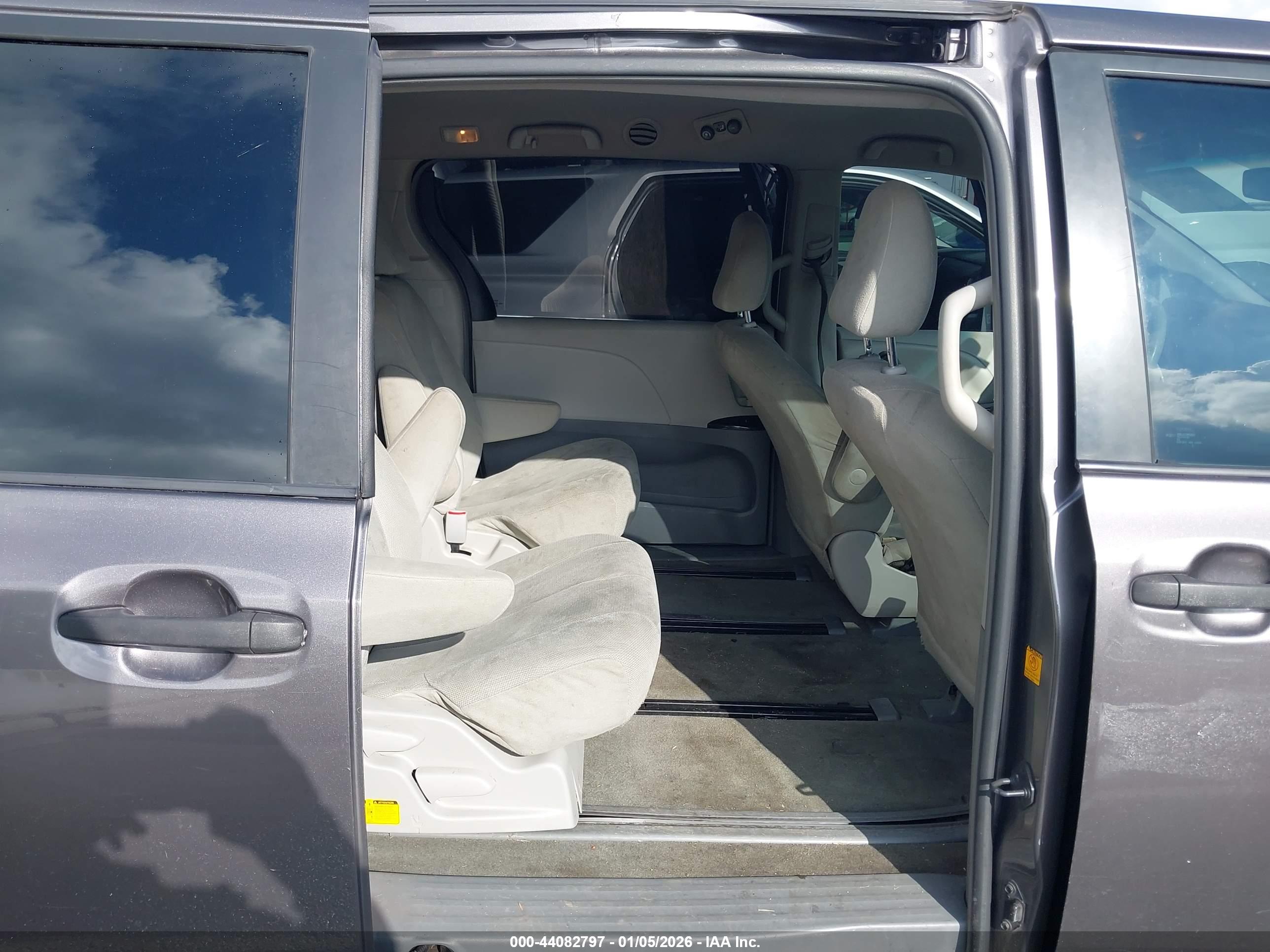TOYOTA SIENNA image 8