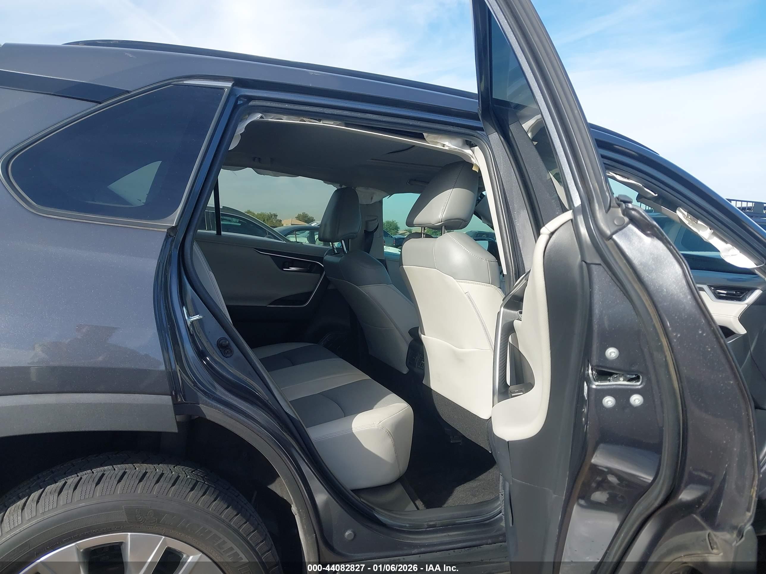 TOYOTA RAV4 image 8