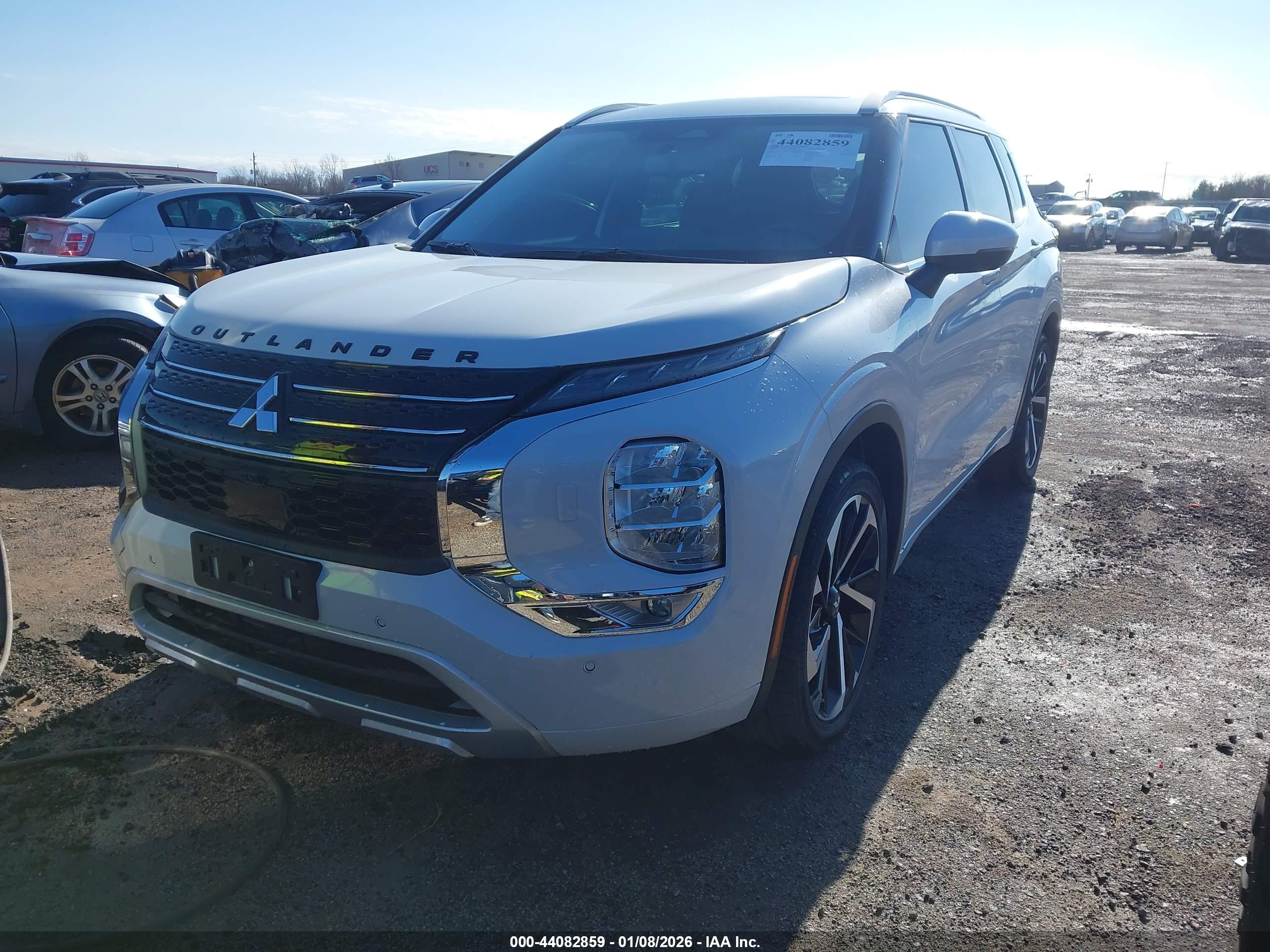 MITSUBISHI OUTLANDER image 2