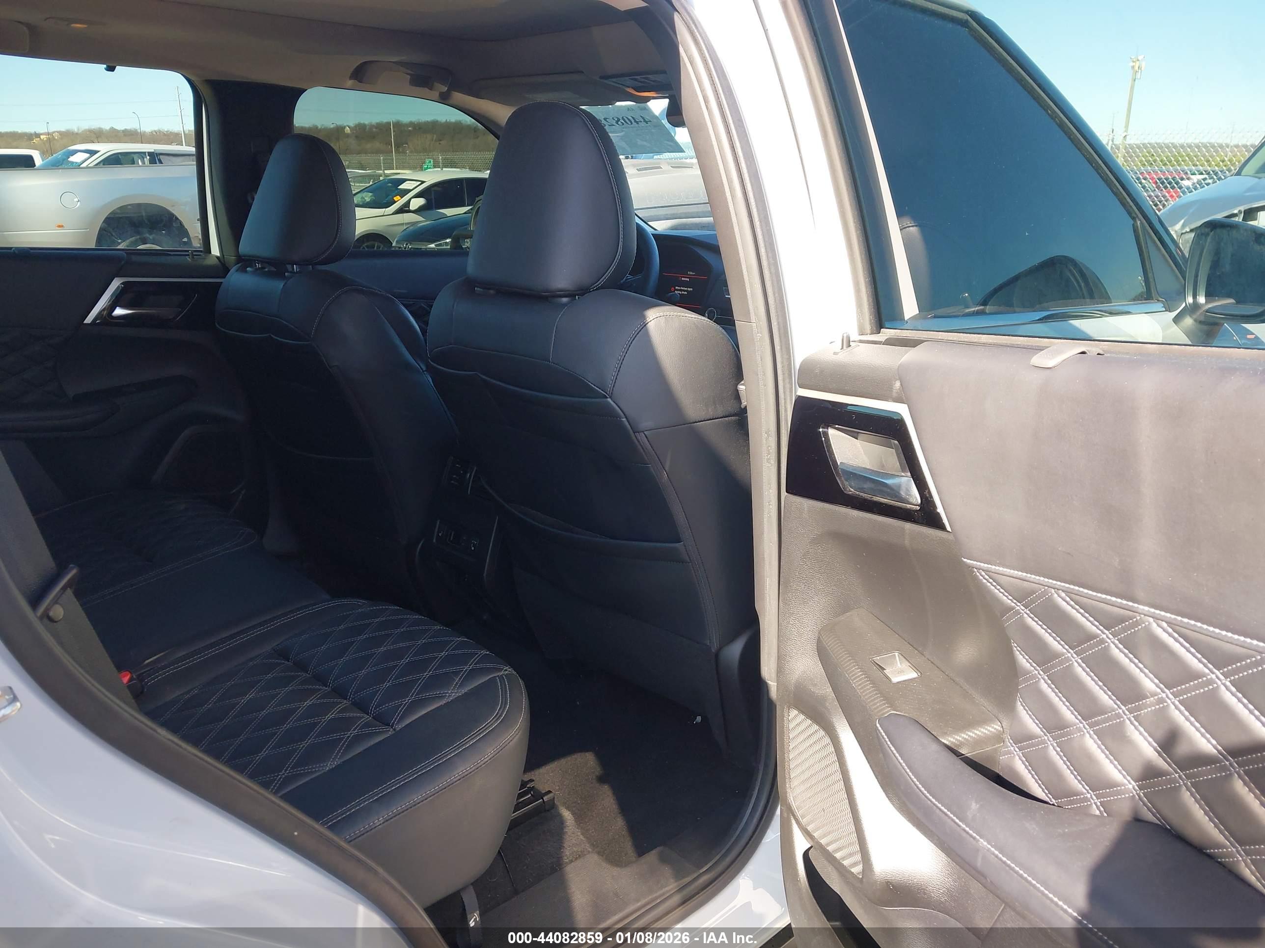 MITSUBISHI OUTLANDER image 8