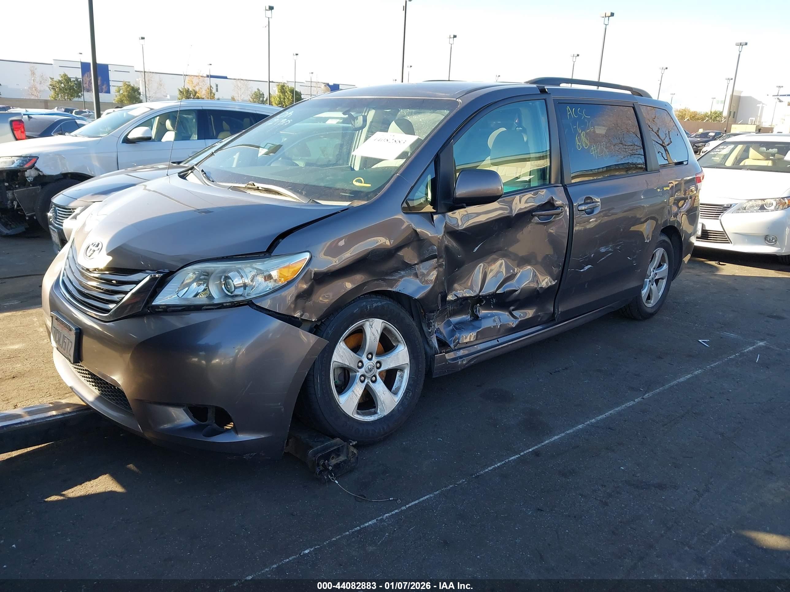 TOYOTA SIENNA image 2