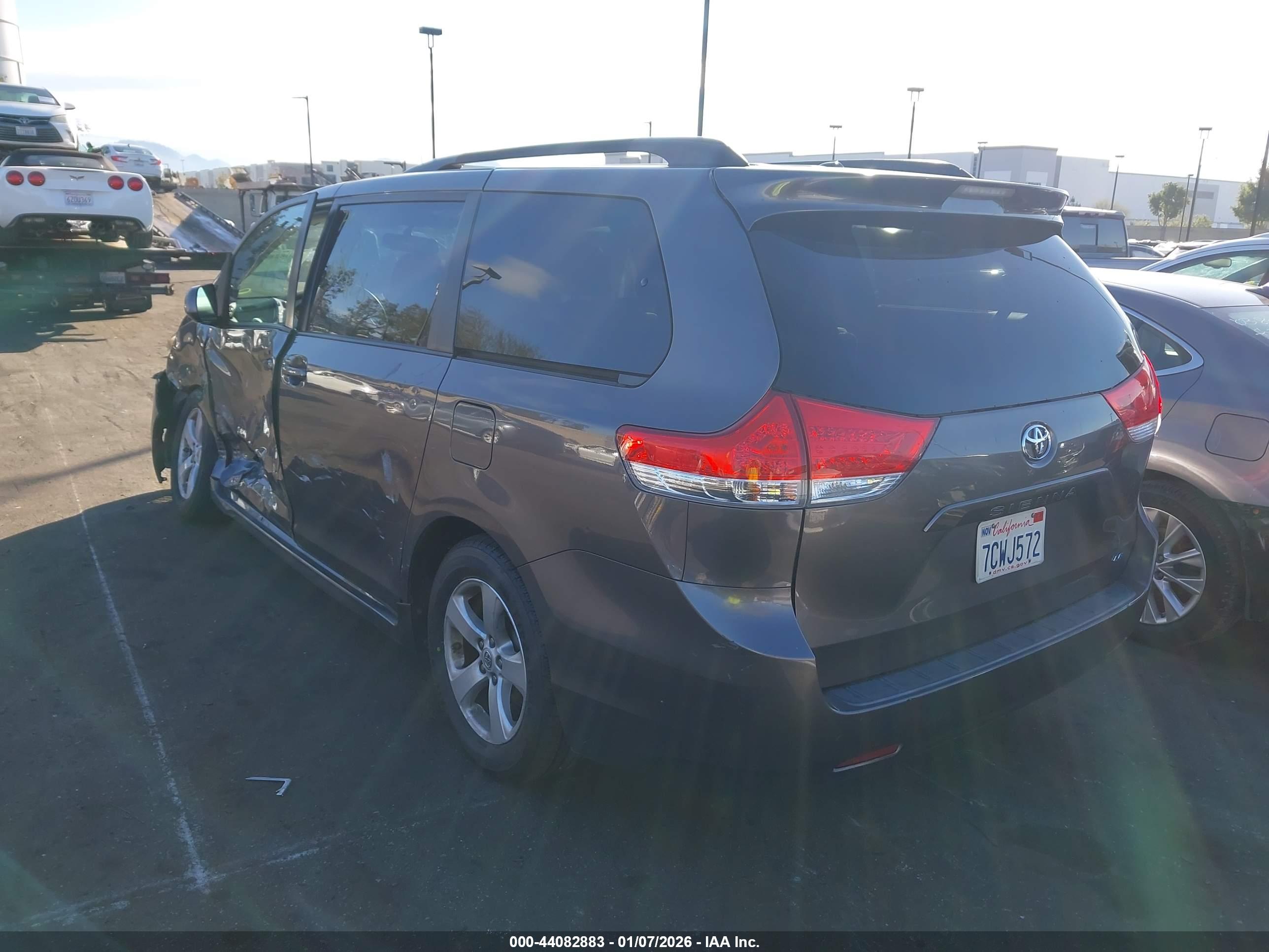 TOYOTA SIENNA image 3