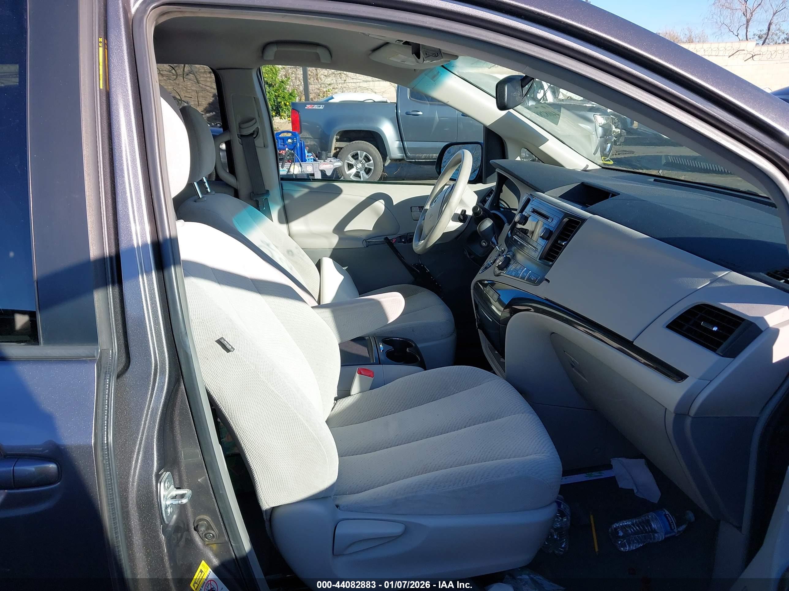 TOYOTA SIENNA image 5