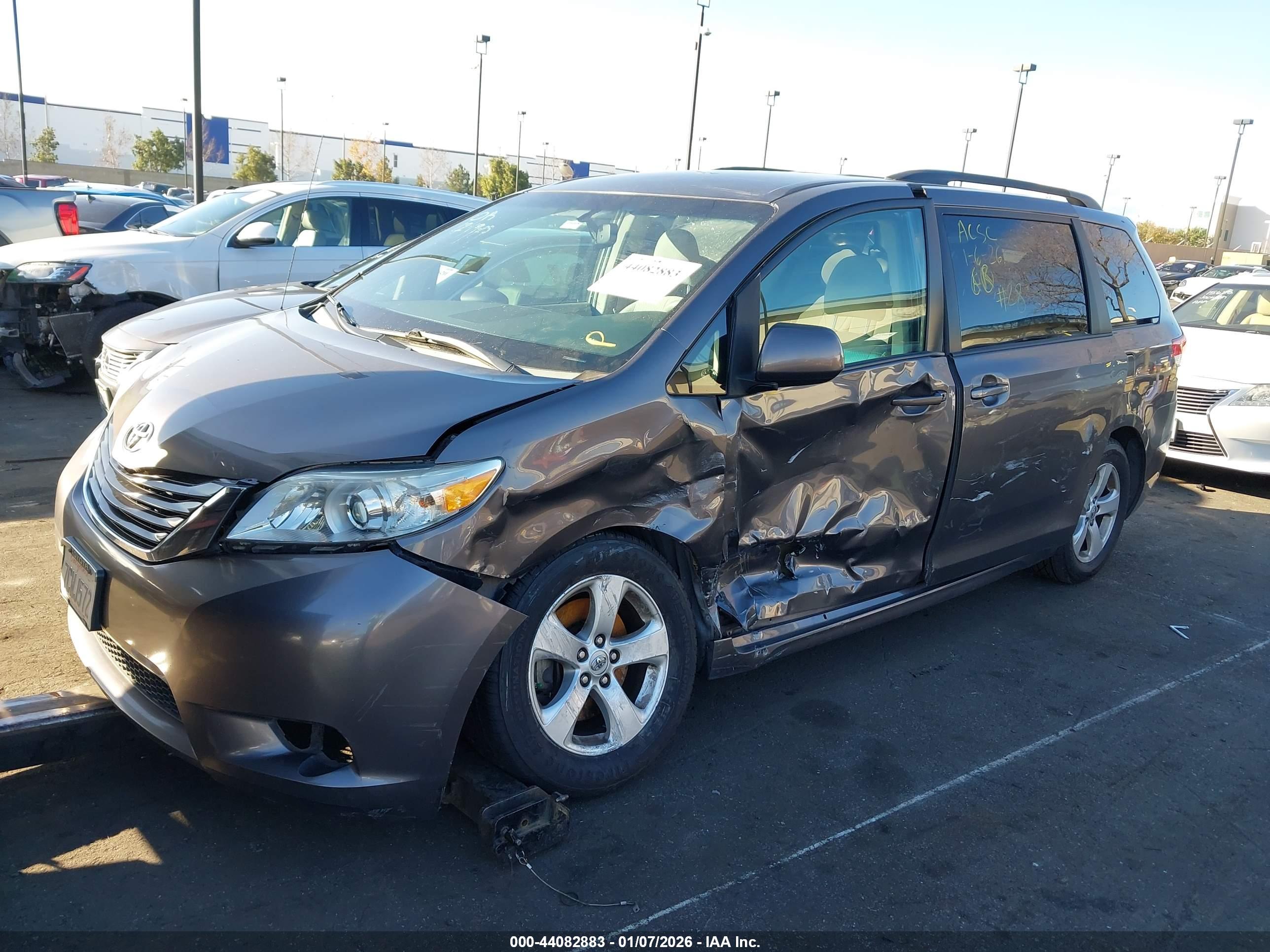 TOYOTA SIENNA image 6