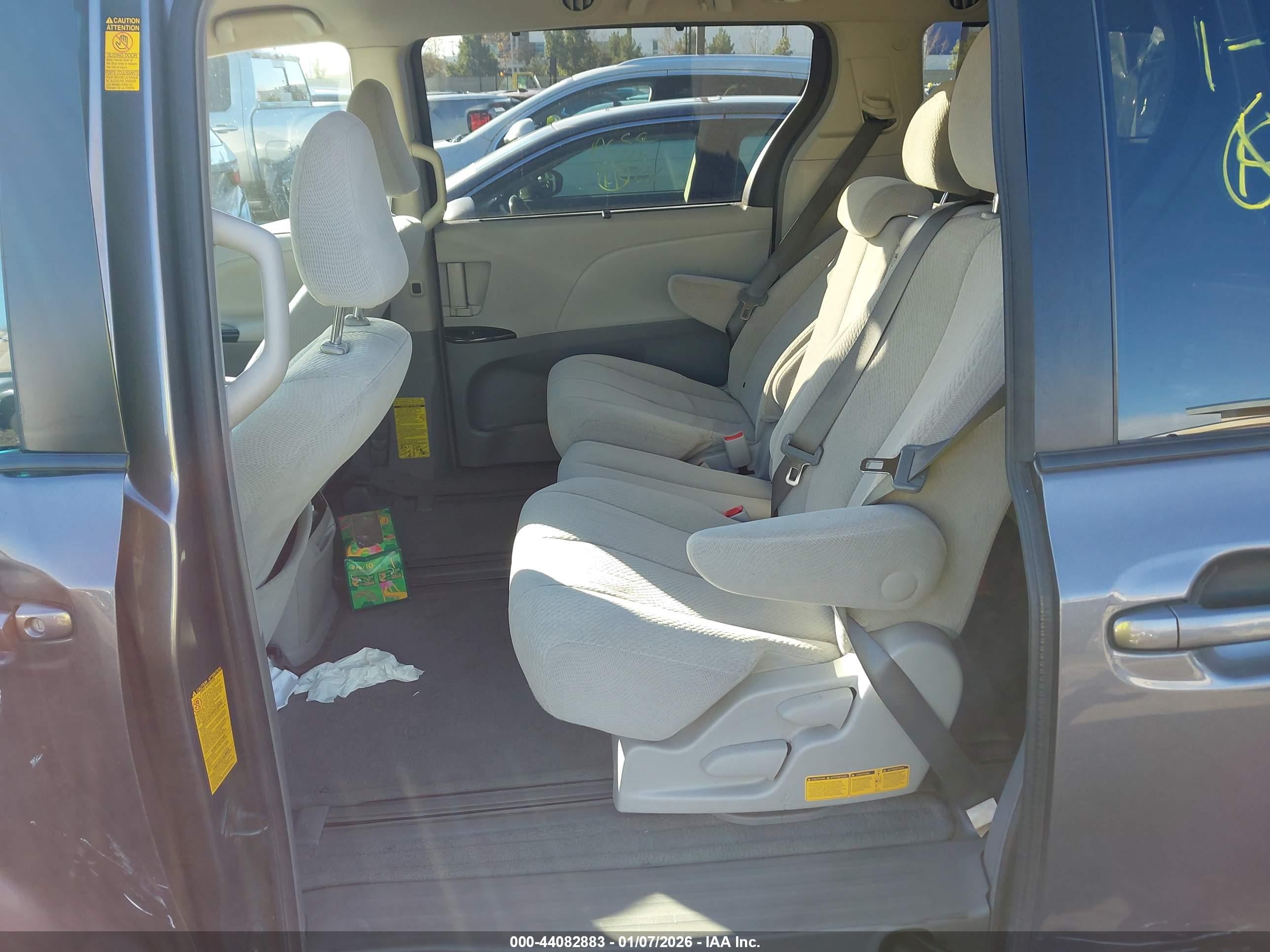 TOYOTA SIENNA image 8