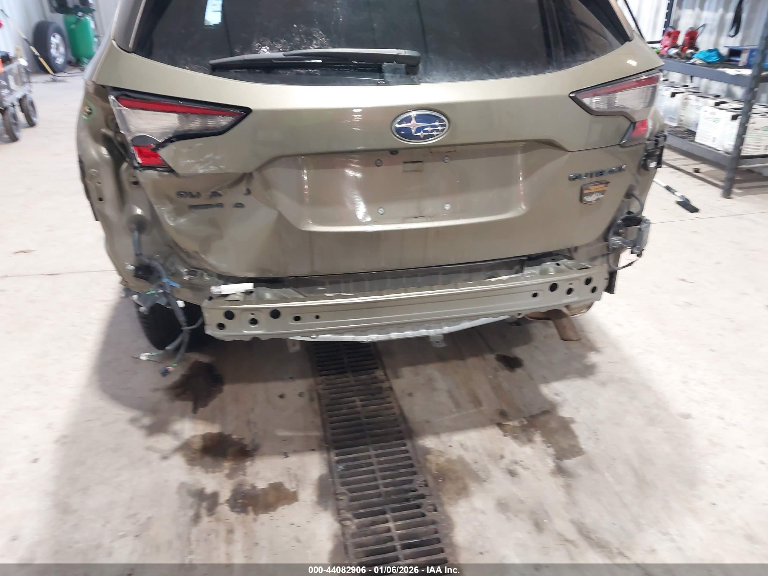 SUBARU OUTBACK image 6