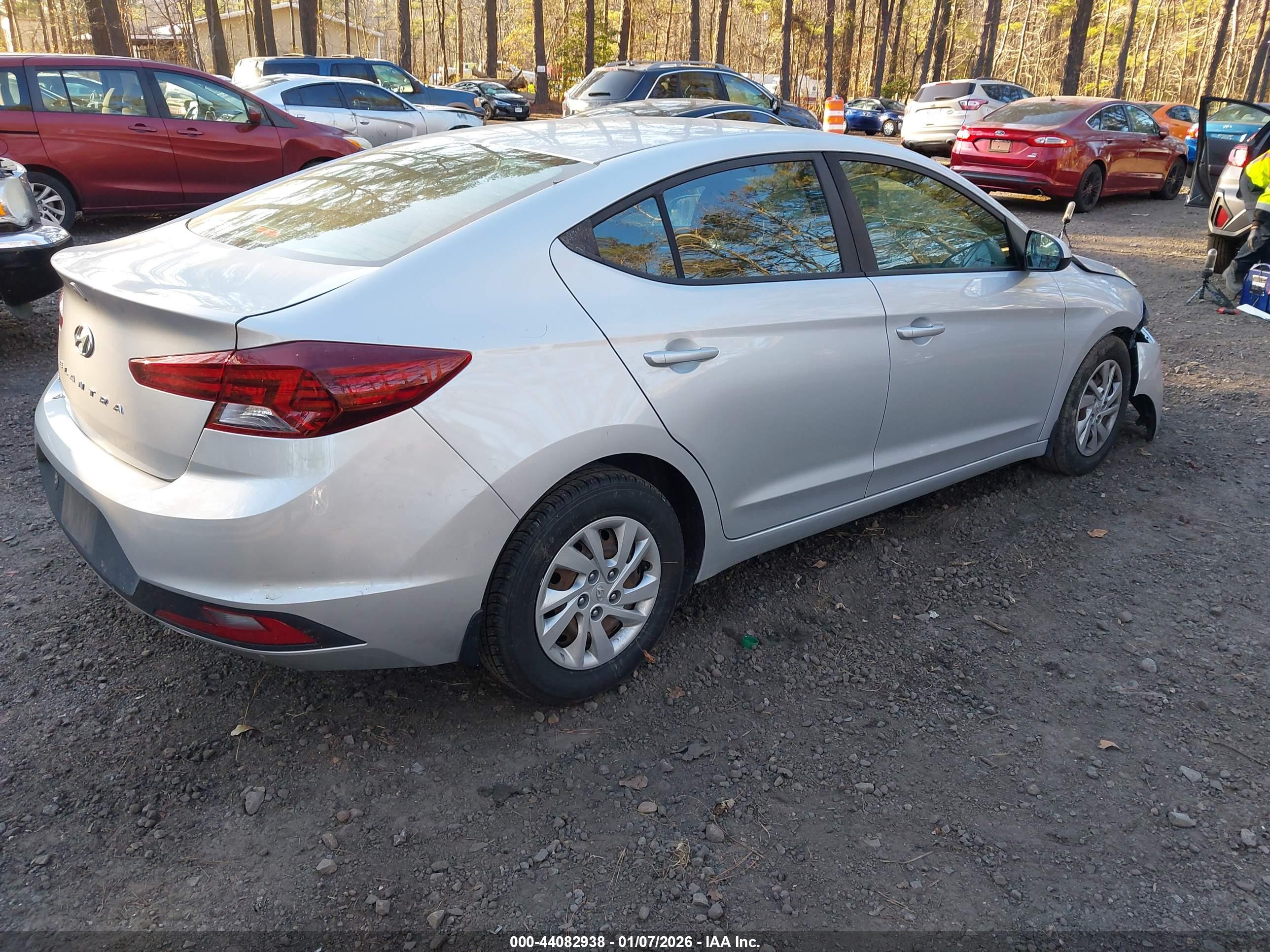 HYUNDAI ELANTRA image 4