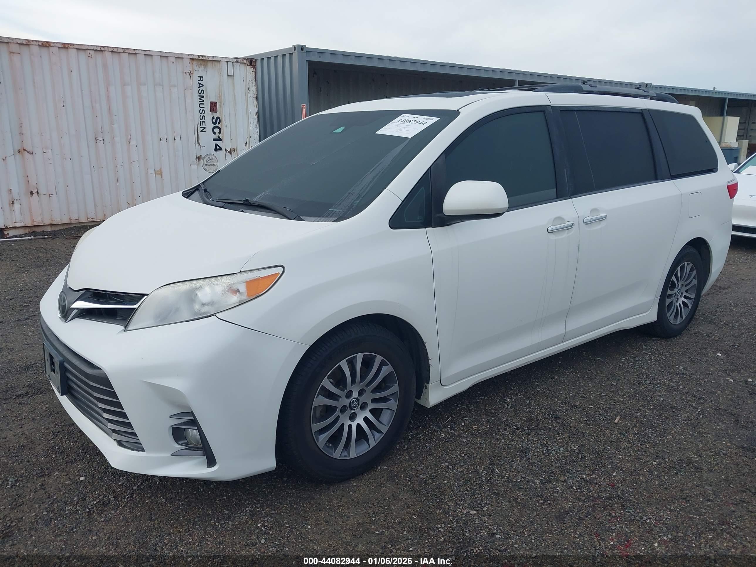 TOYOTA SIENNA image 2