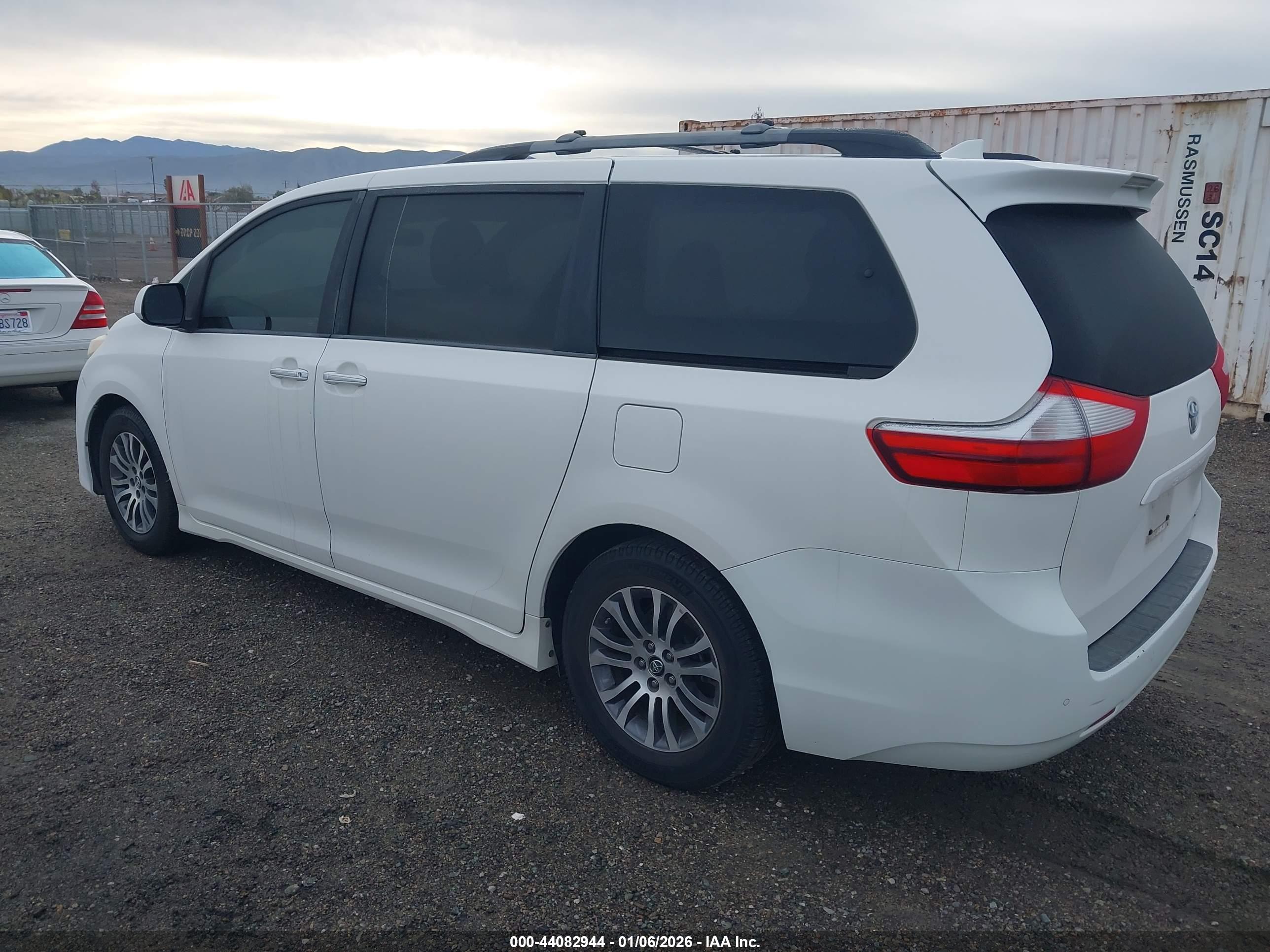 TOYOTA SIENNA image 3