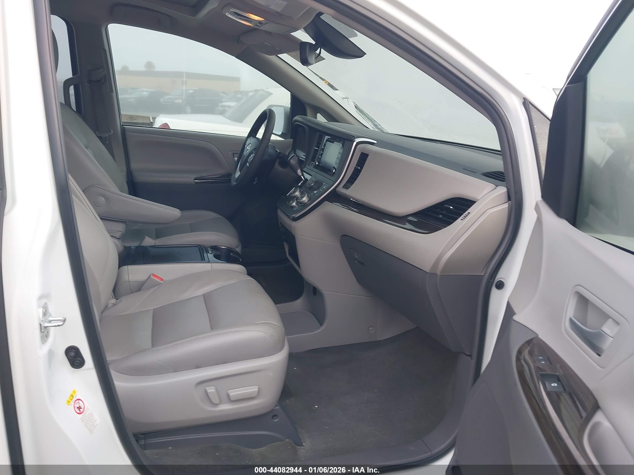 TOYOTA SIENNA image 5