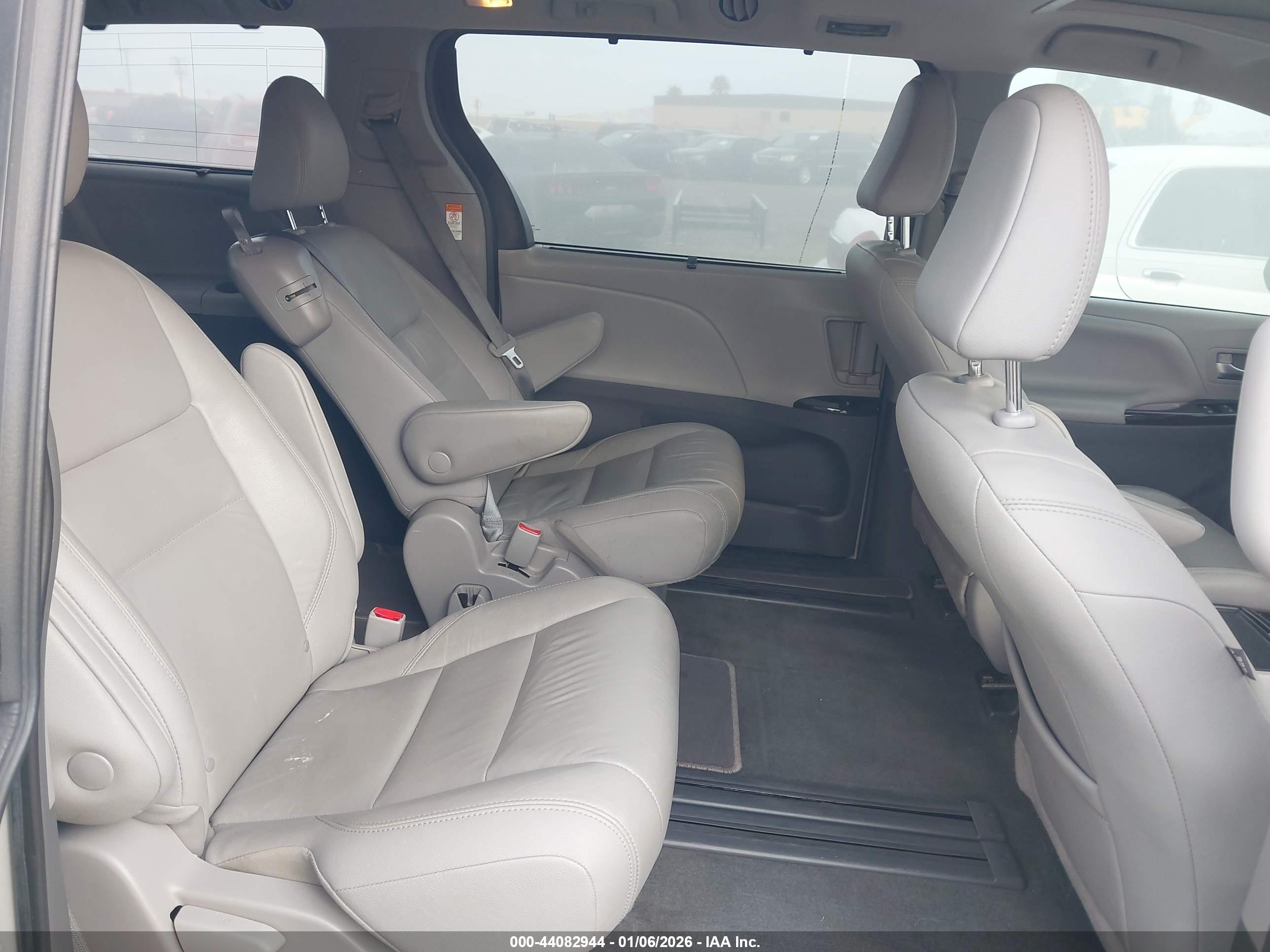TOYOTA SIENNA image 8