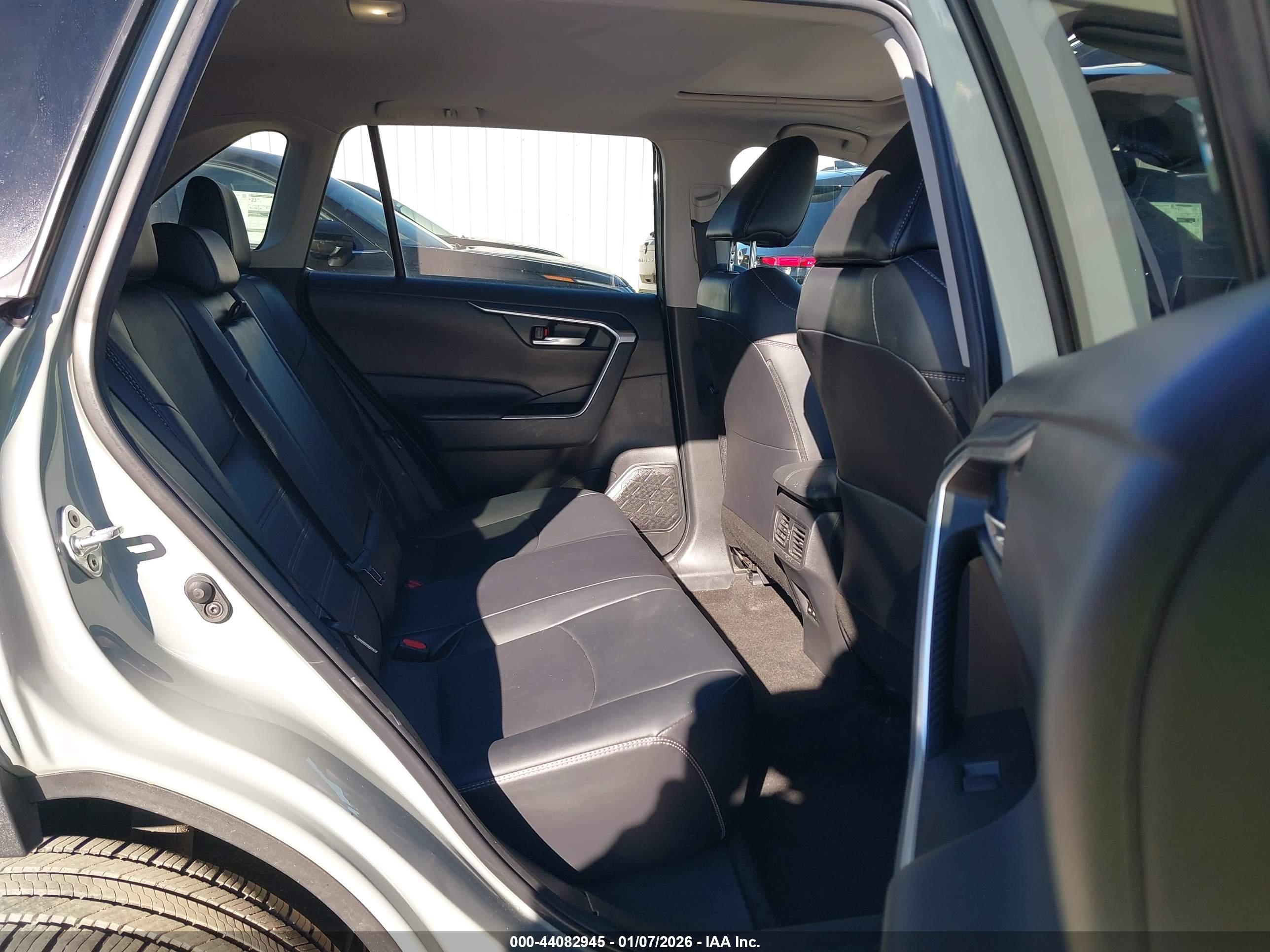 TOYOTA RAV4 image 8