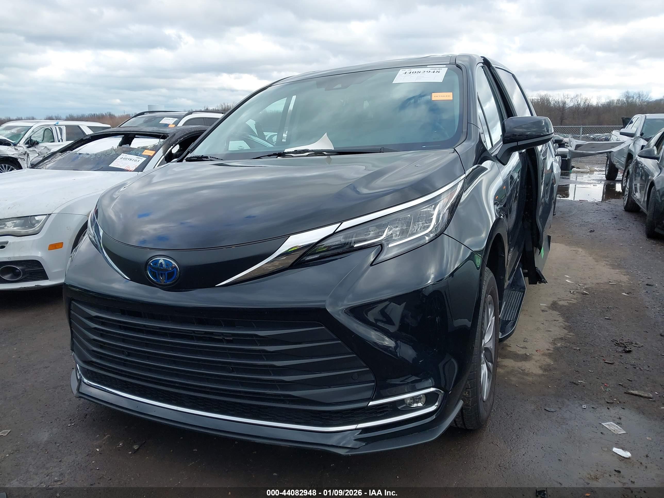 TOYOTA SIENNA image 2
