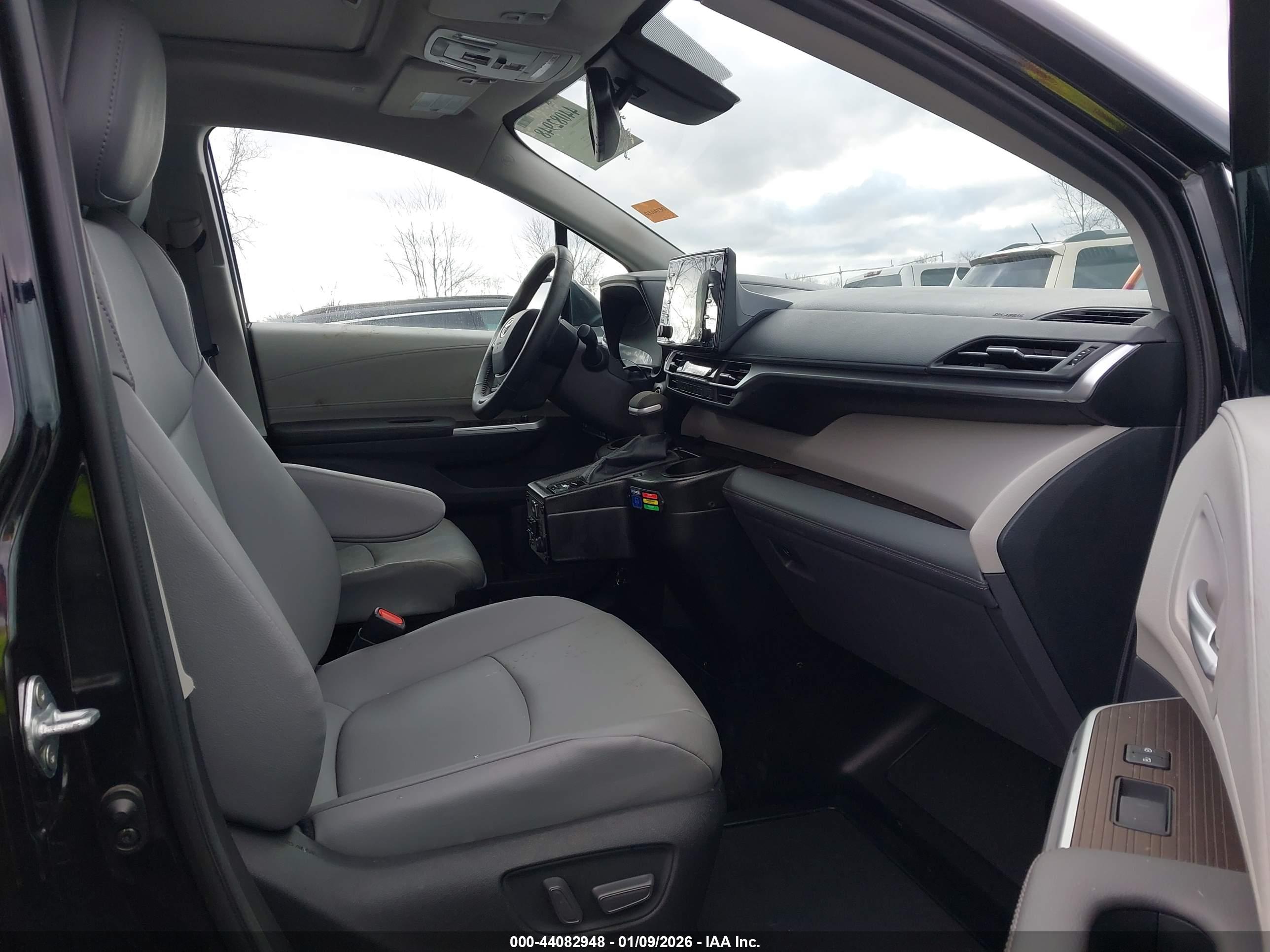 TOYOTA SIENNA image 5