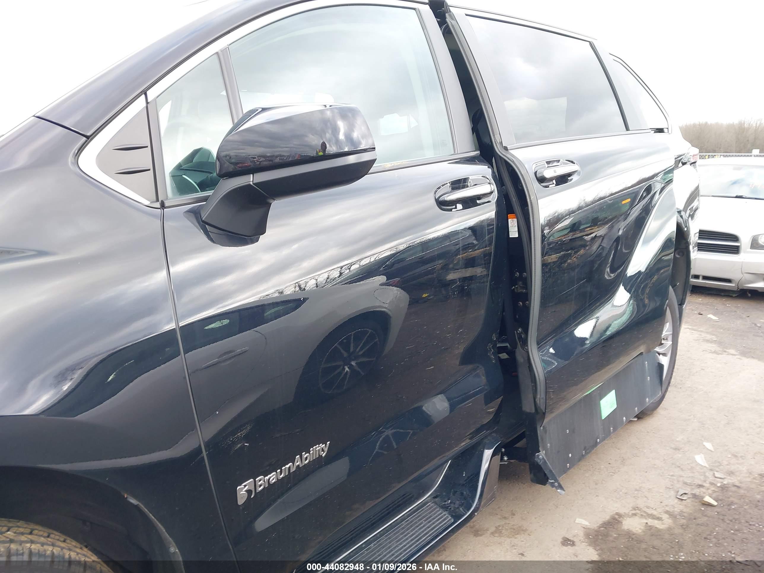 TOYOTA SIENNA image 6