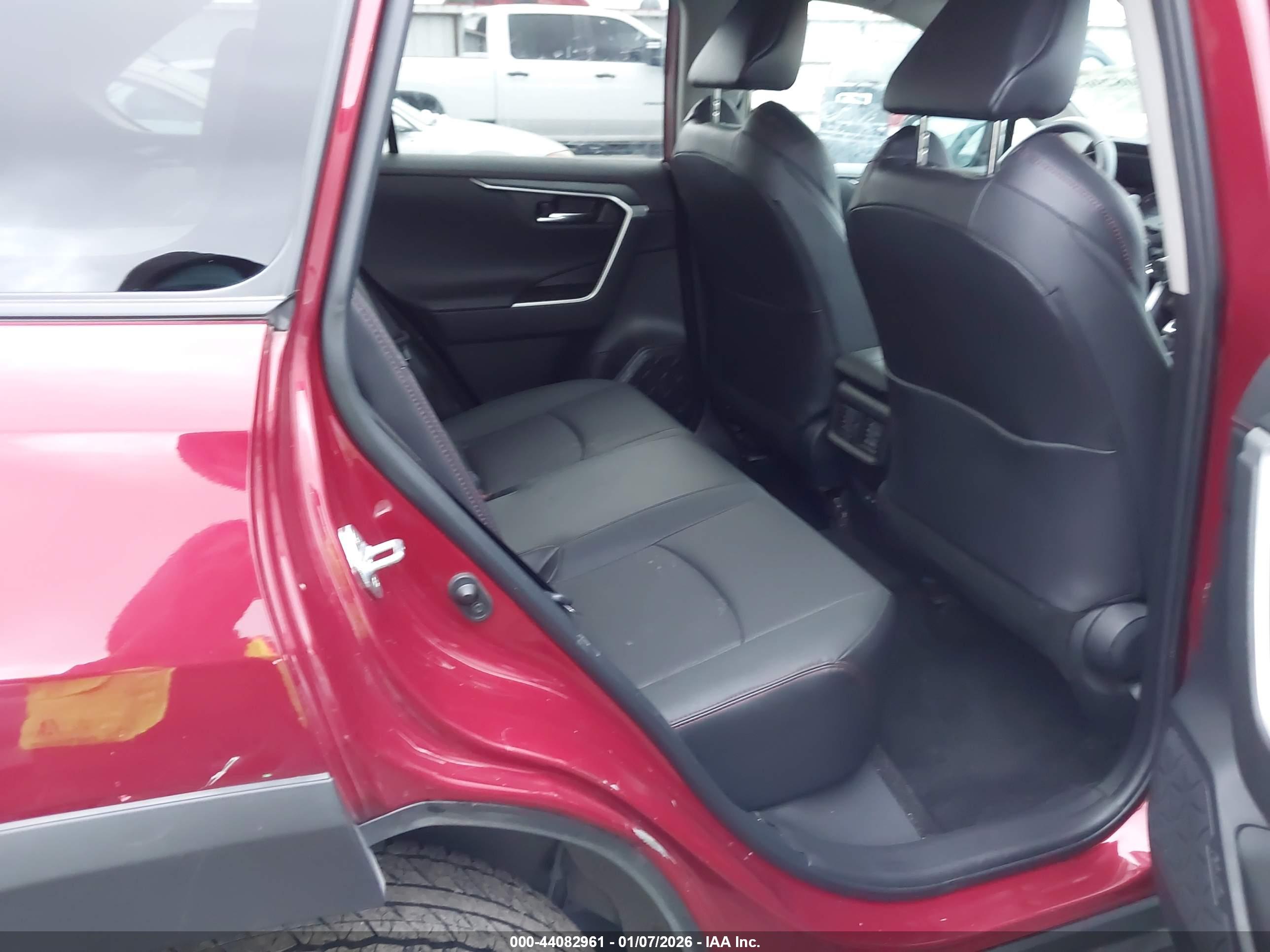 TOYOTA RAV4 image 8