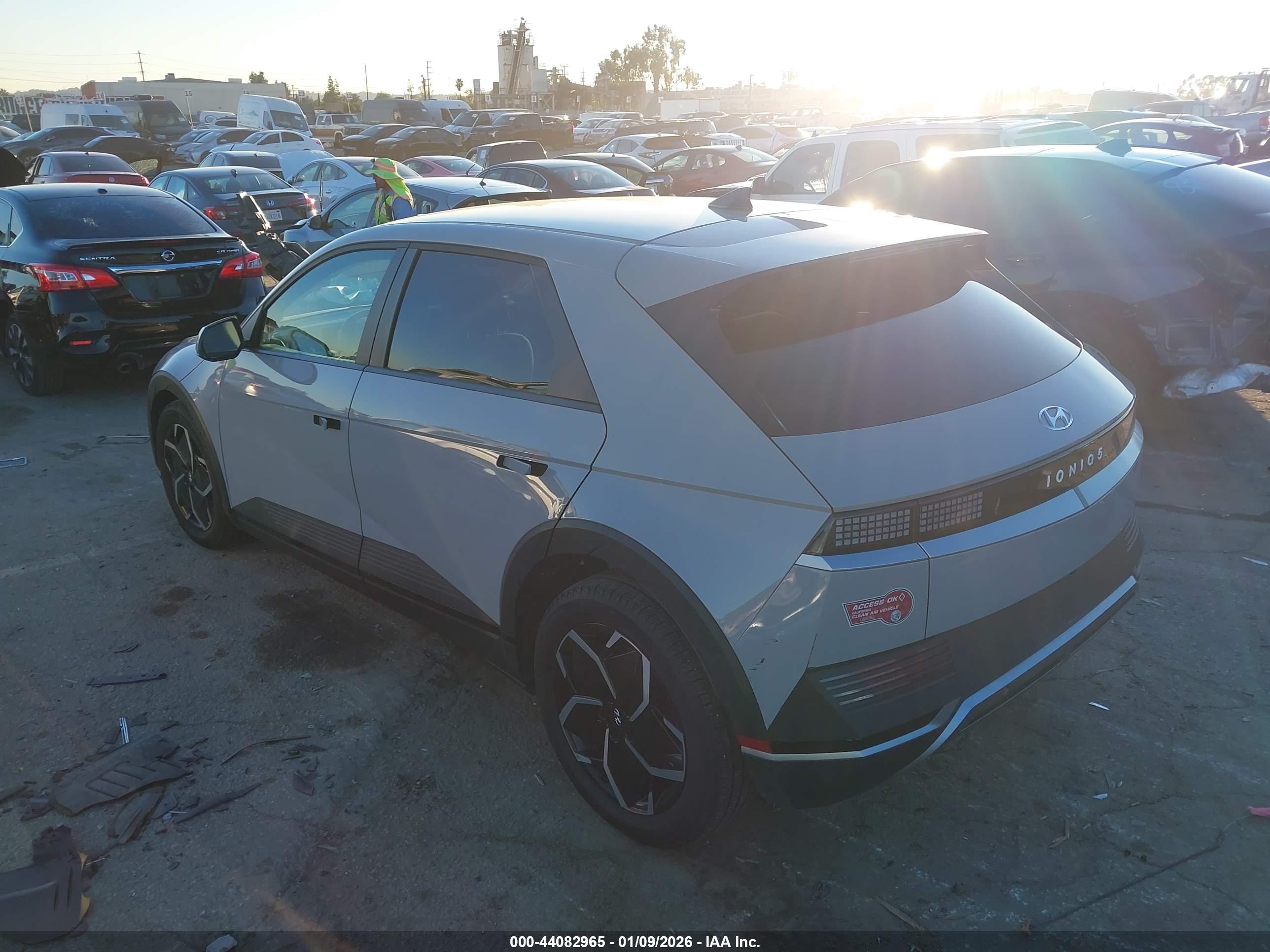 HYUNDAI IONIQ image 3