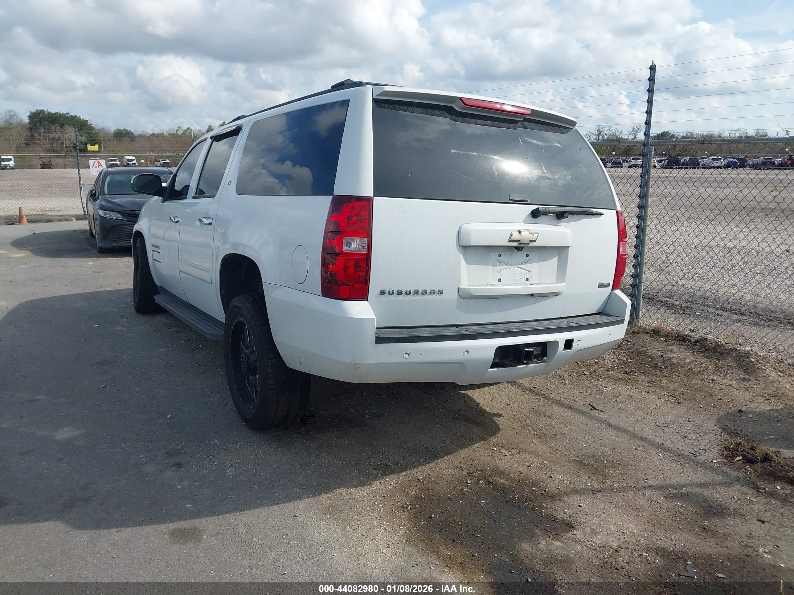 CHEVROLET SUBURBAN image 3