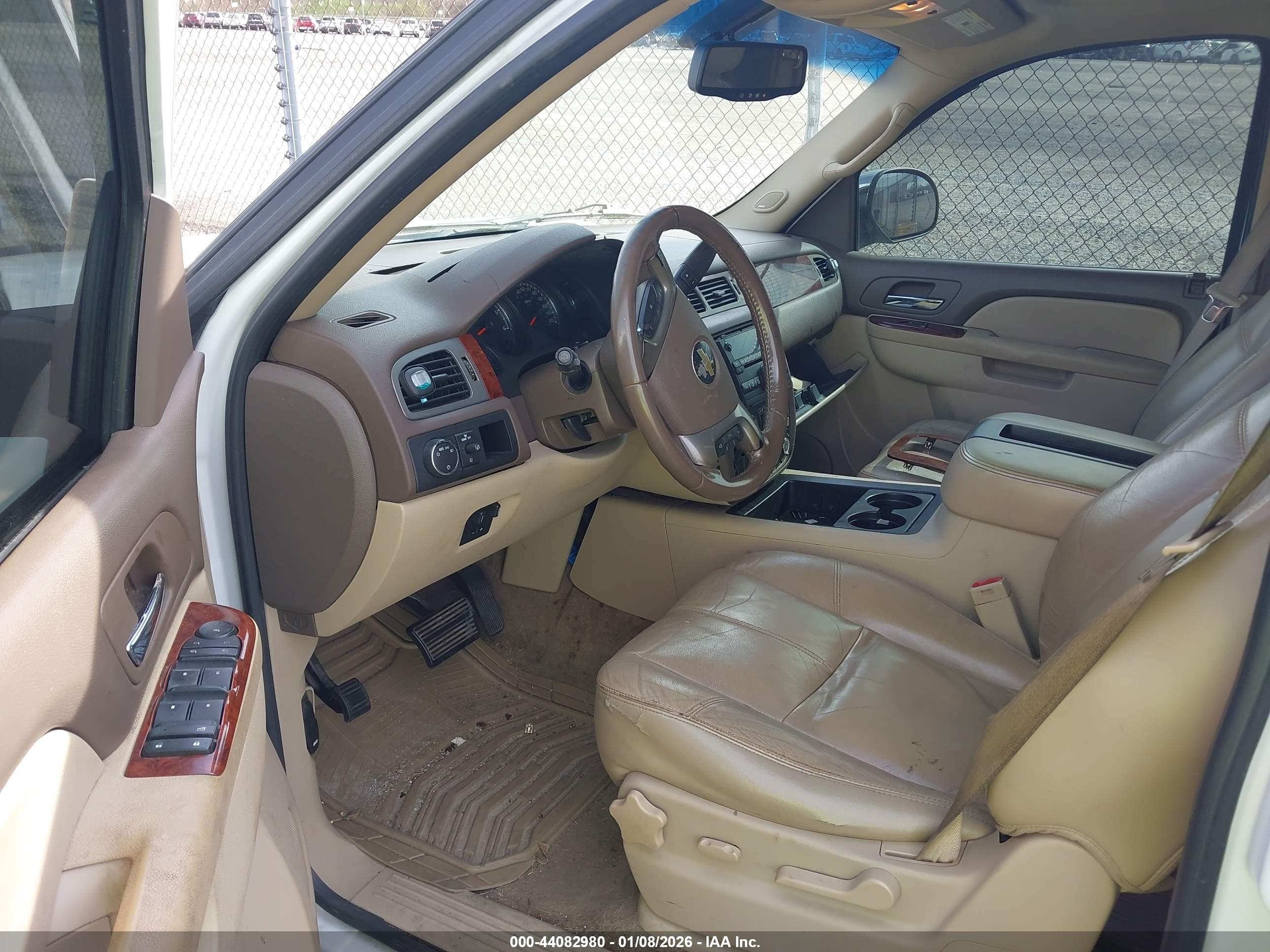 CHEVROLET SUBURBAN image 5
