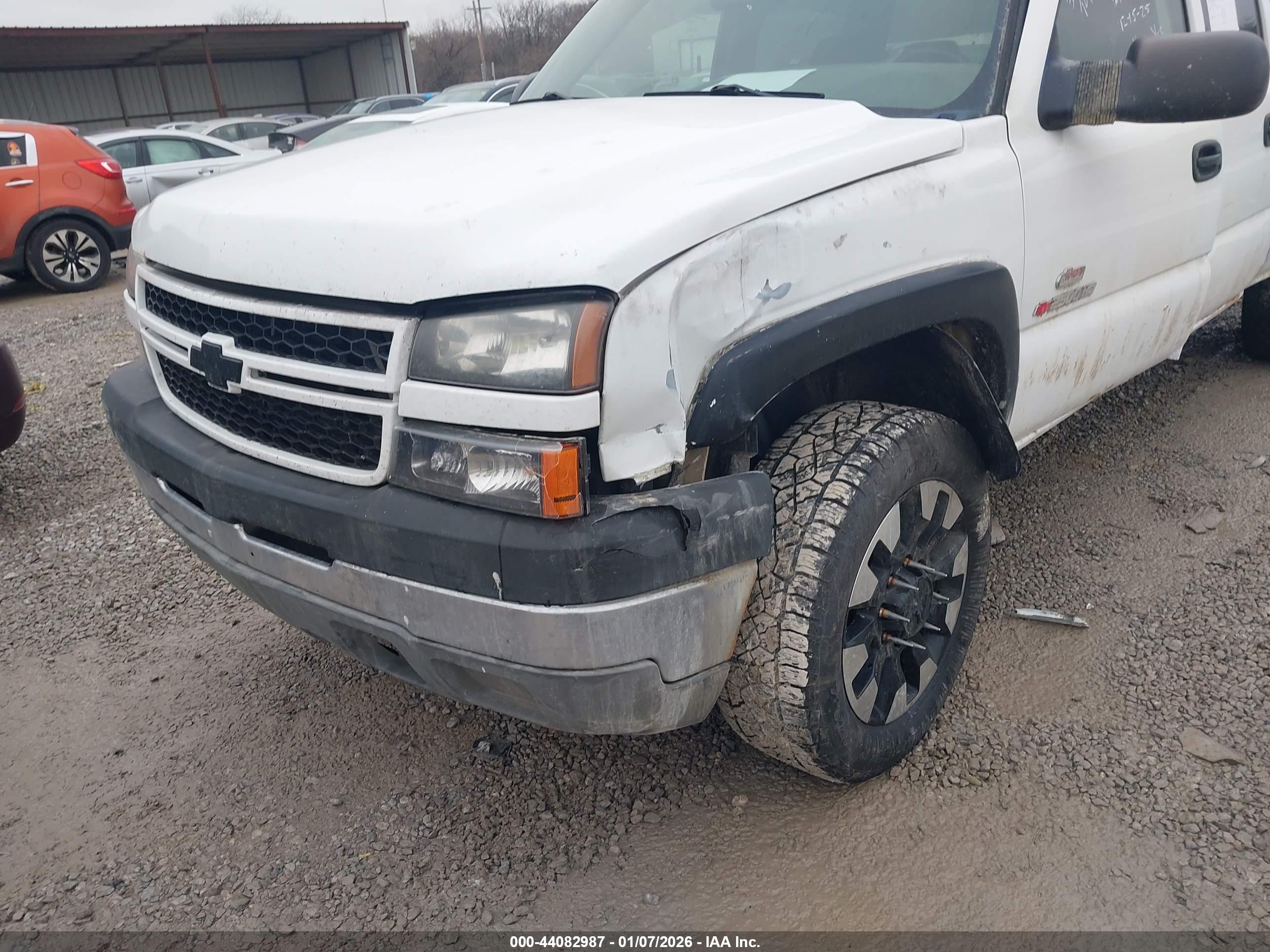 CHEVROLET SILVERADO image 6