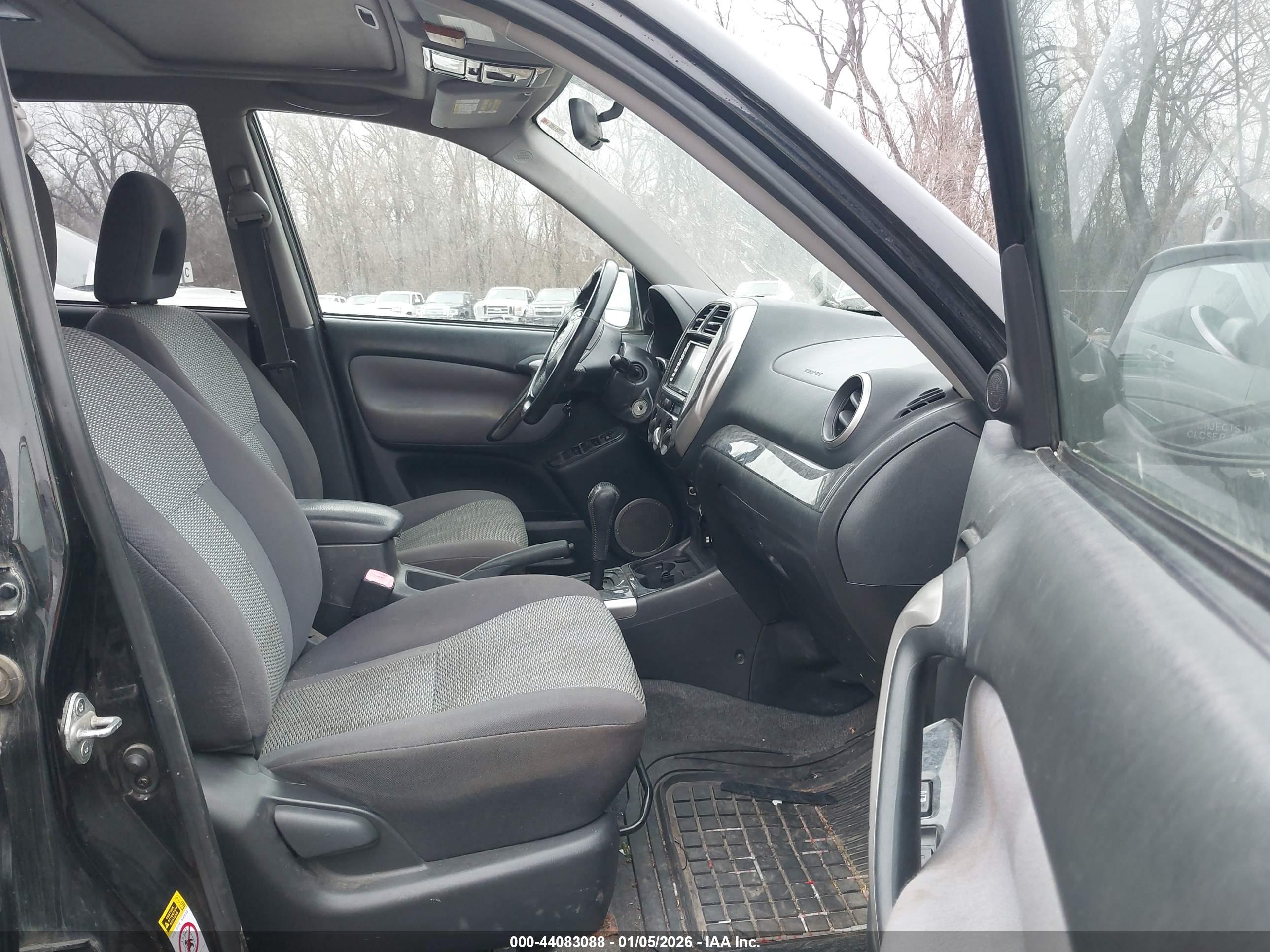 TOYOTA RAV4 image 5