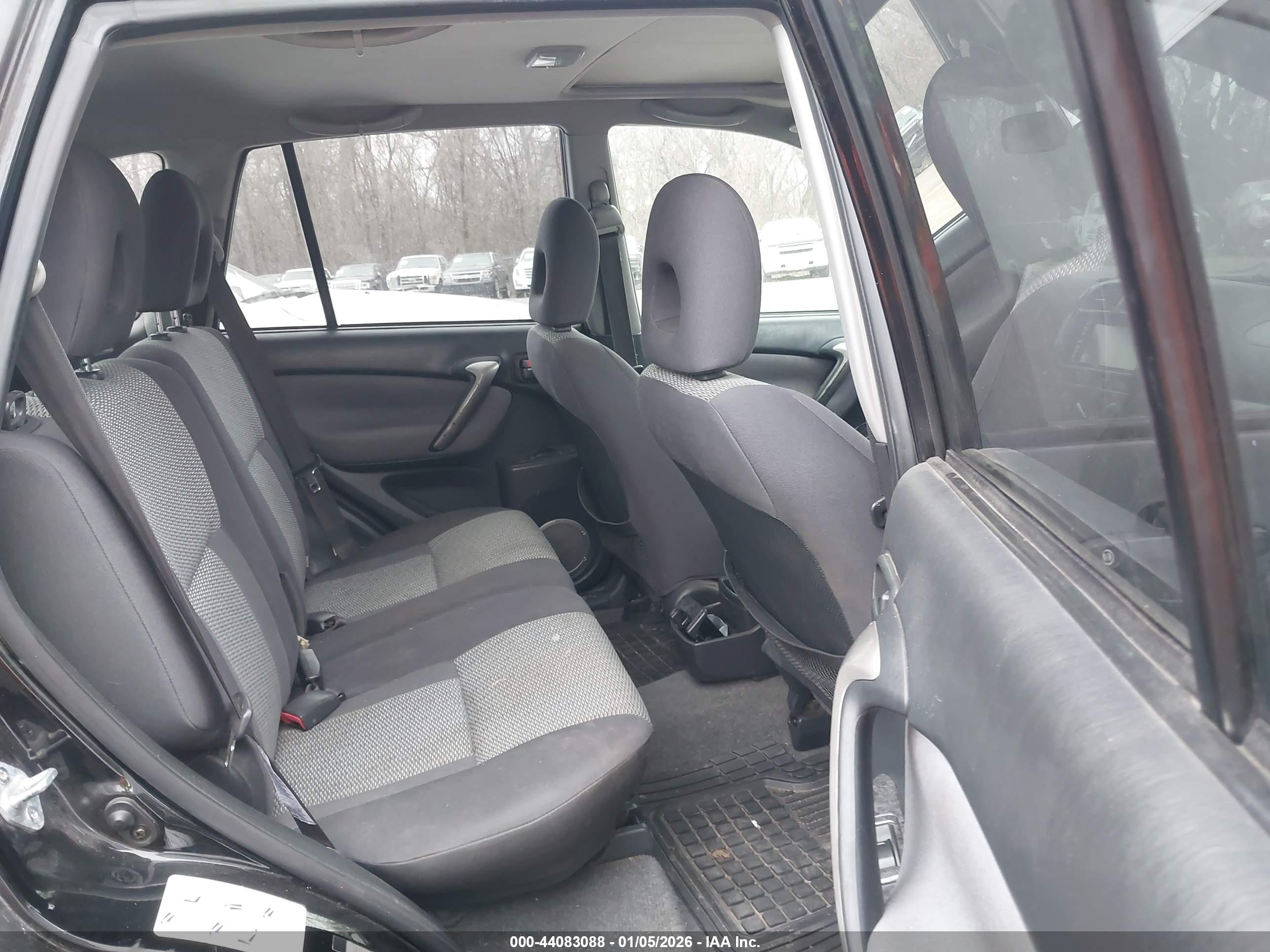 TOYOTA RAV4 image 8
