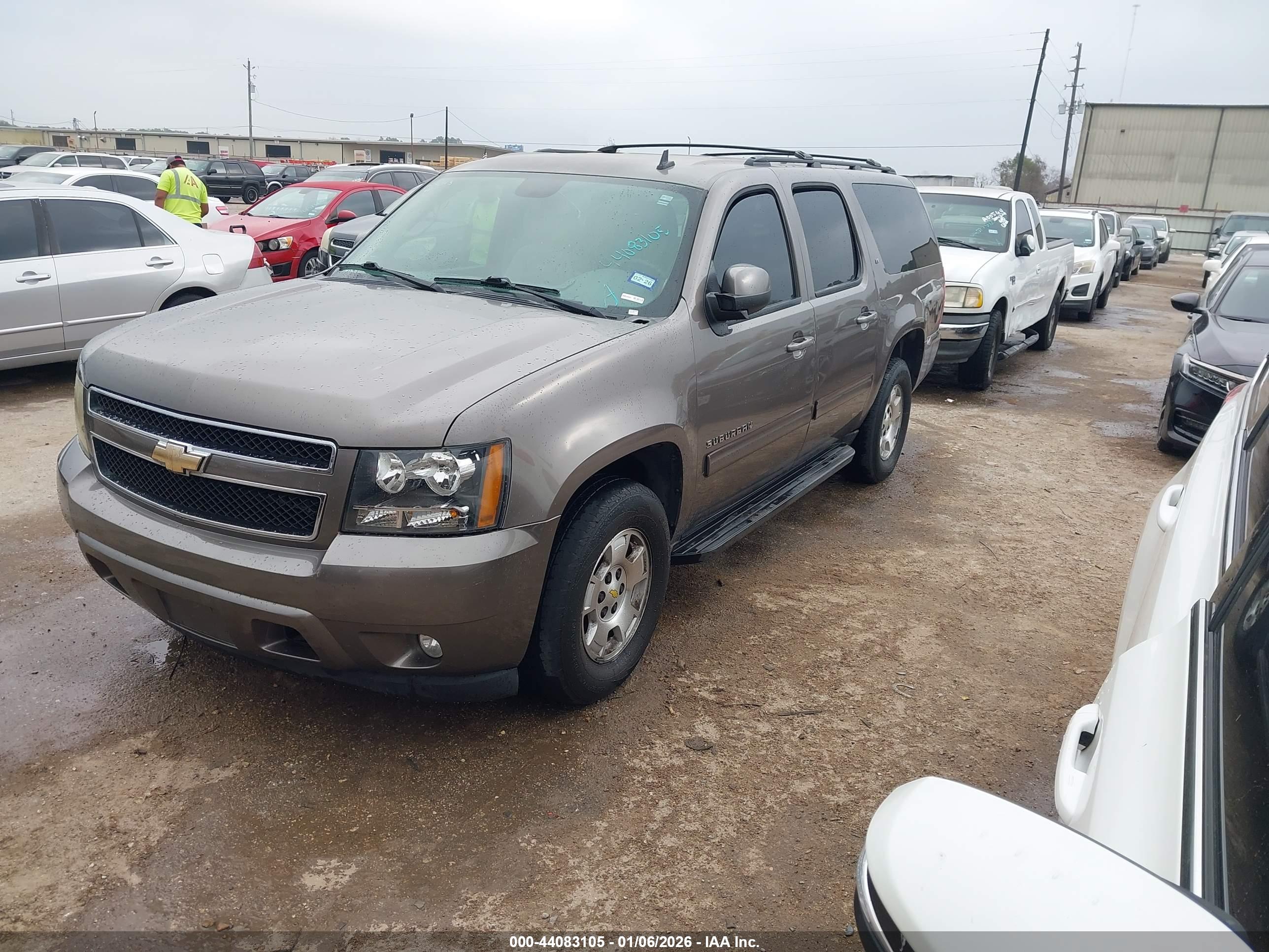 CHEVROLET SUBURBAN image 2
