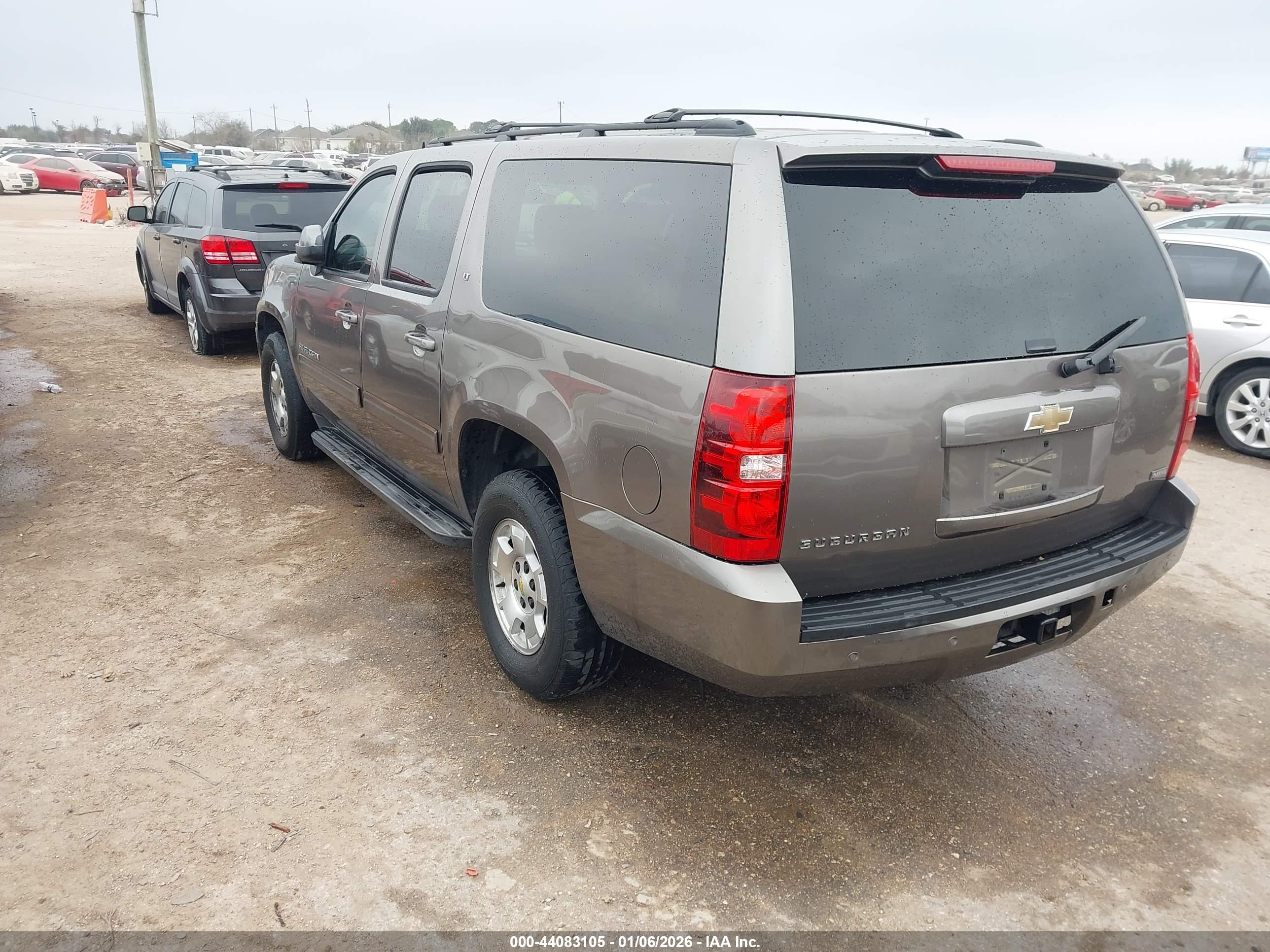 CHEVROLET SUBURBAN image 3