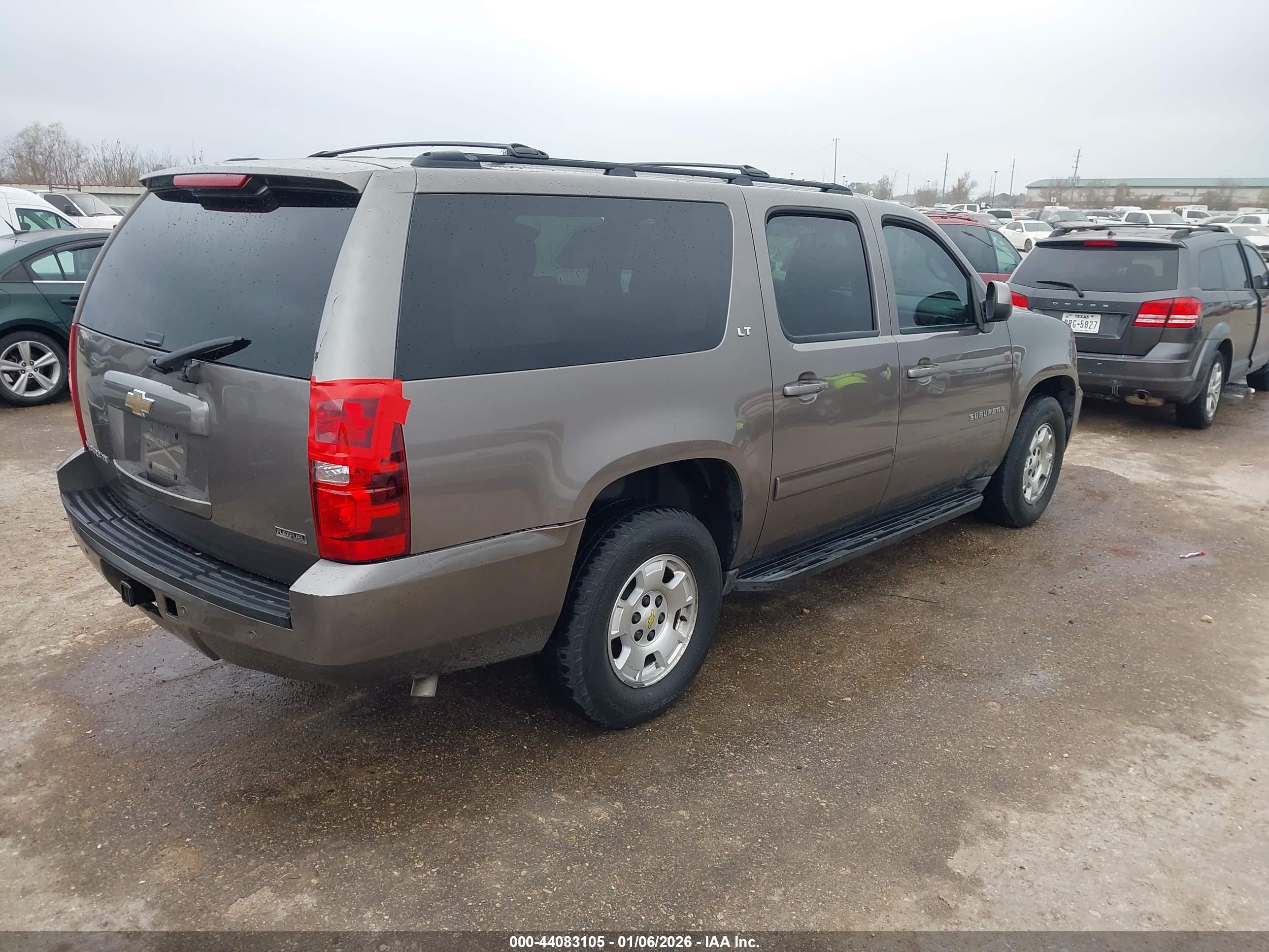 CHEVROLET SUBURBAN image 4