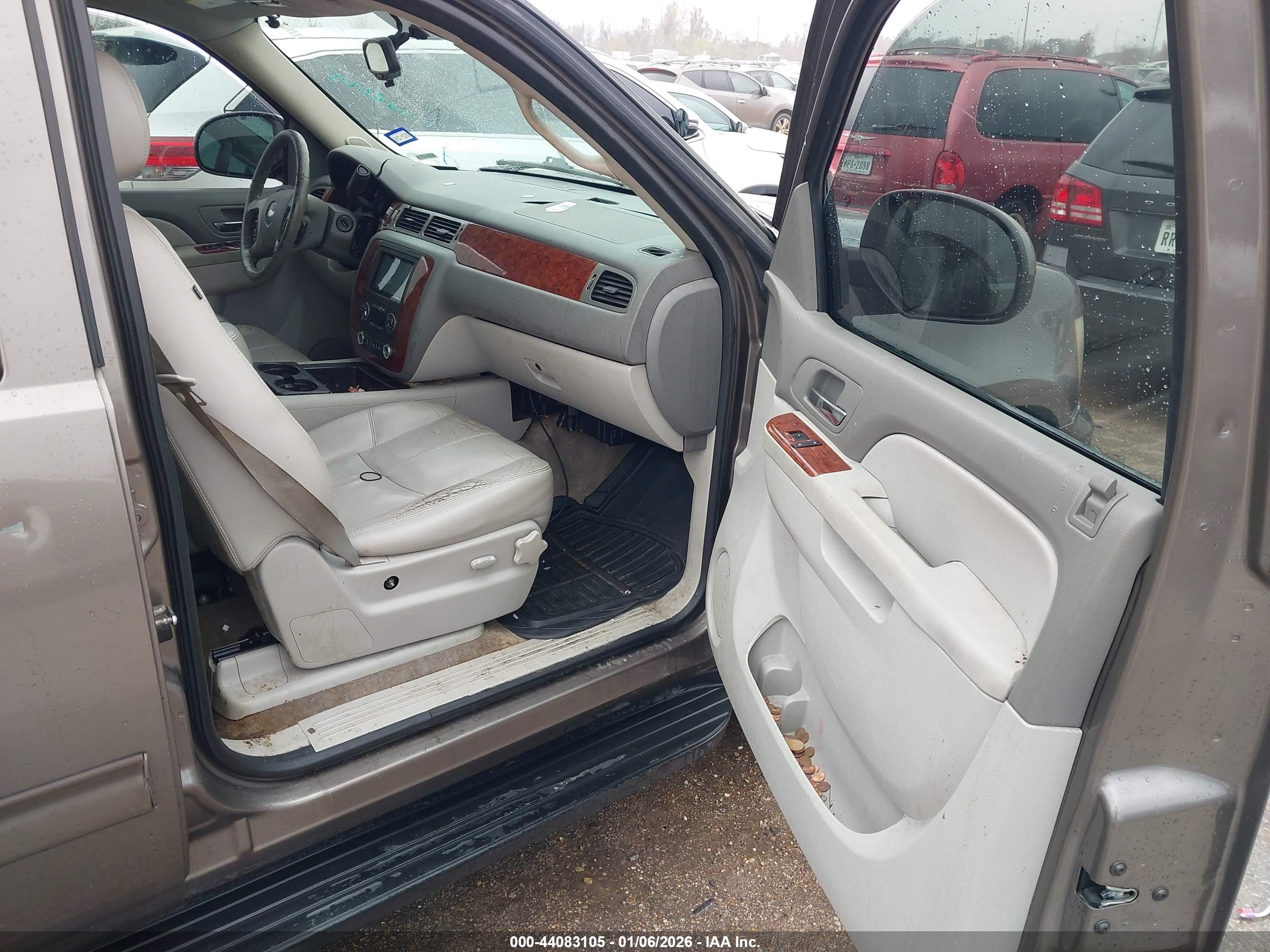 CHEVROLET SUBURBAN image 5