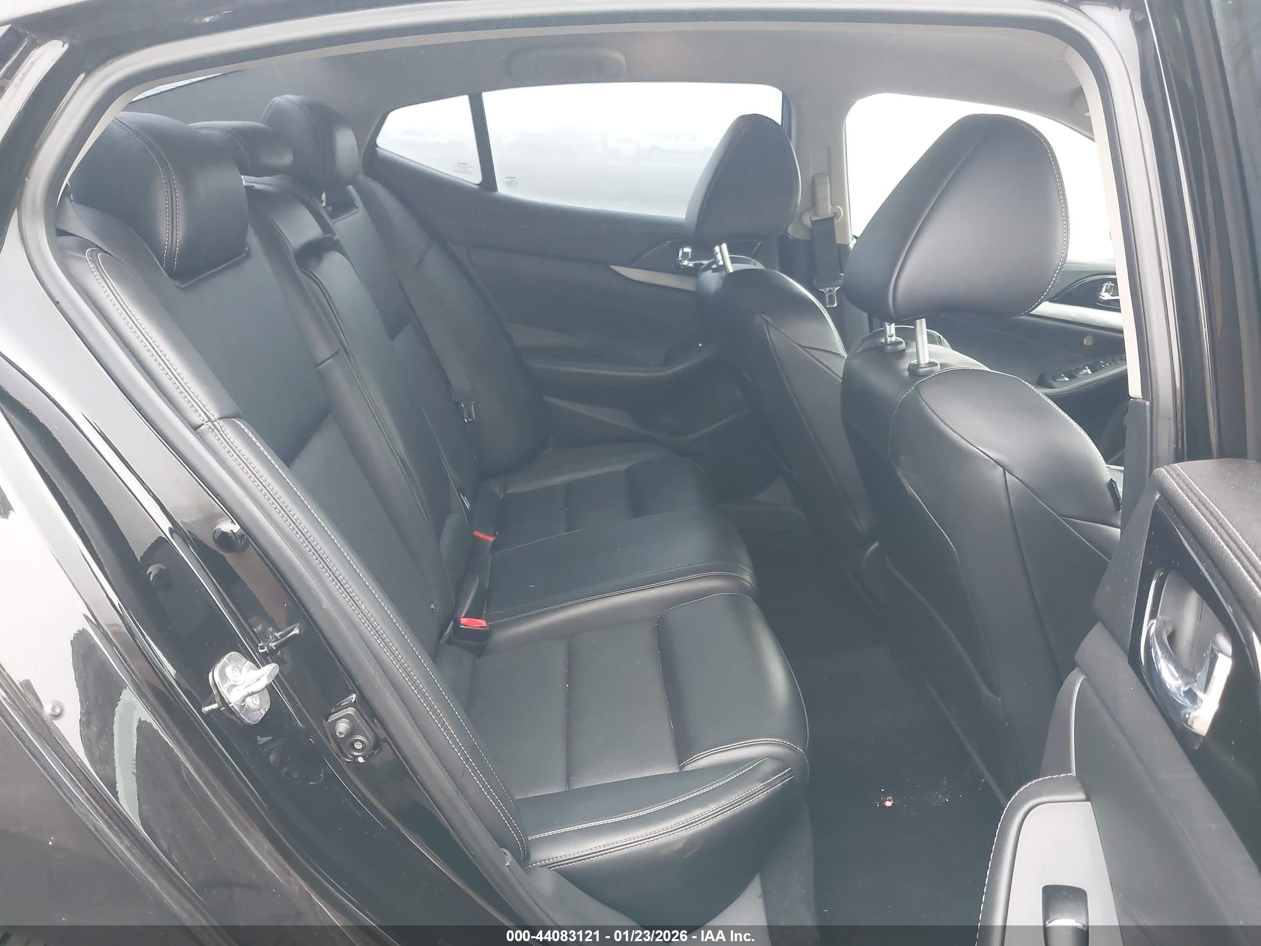 NISSAN MAXIMA image 8